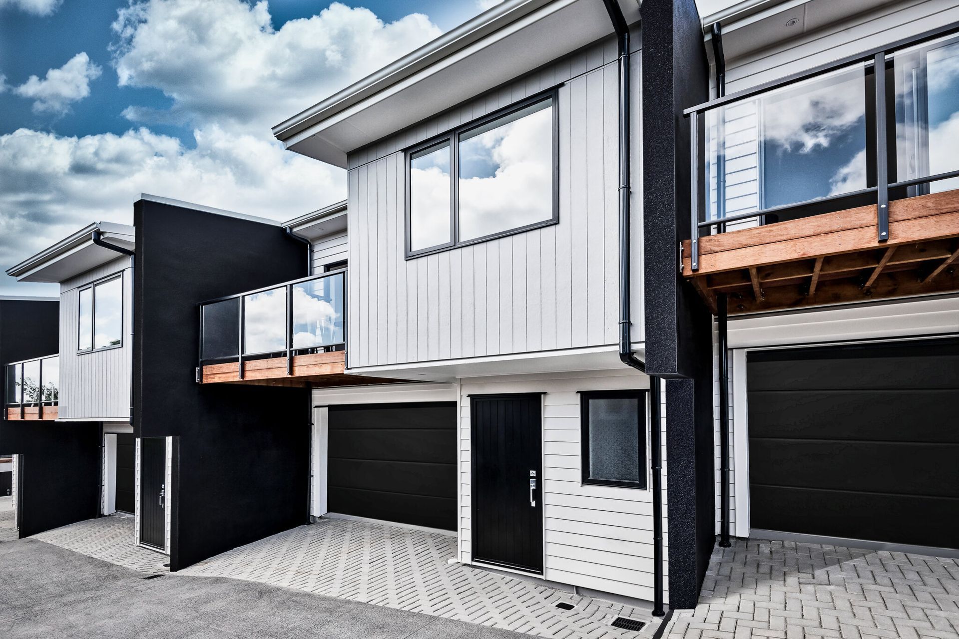 Through a combination of warm paint colours and a darker colour separating them, a feeling of independence is conveyed.