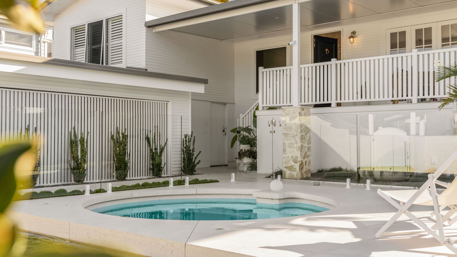 A pool doesn't have to be in your backyard! Why not make the most of your front yard and install a Plungie.  Check out this stunning Southport home which, as part a major home renovation, installed a Plungie Arena in-ground to maximise their available spa video