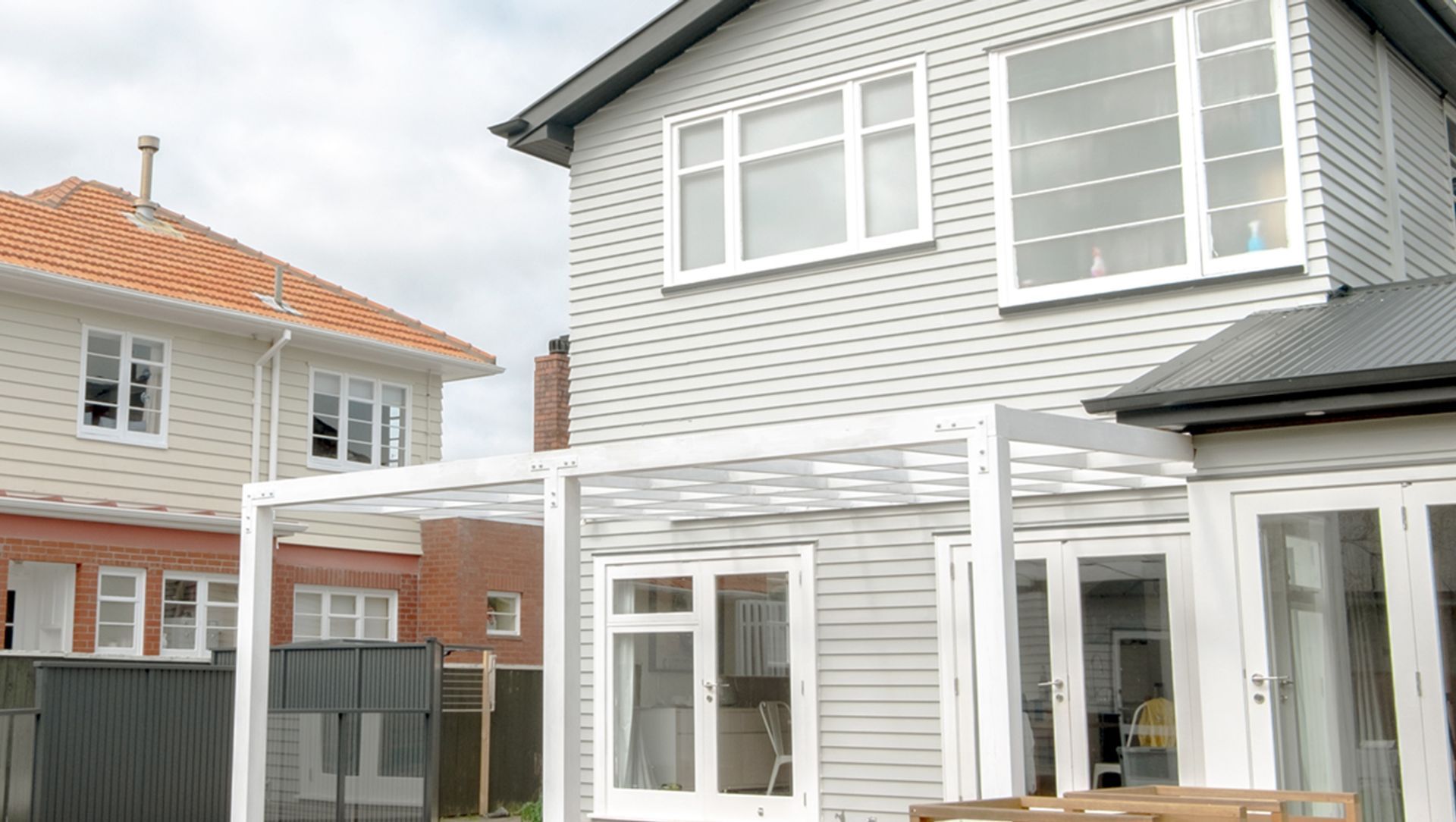 Toon Crescent, Epuni banner