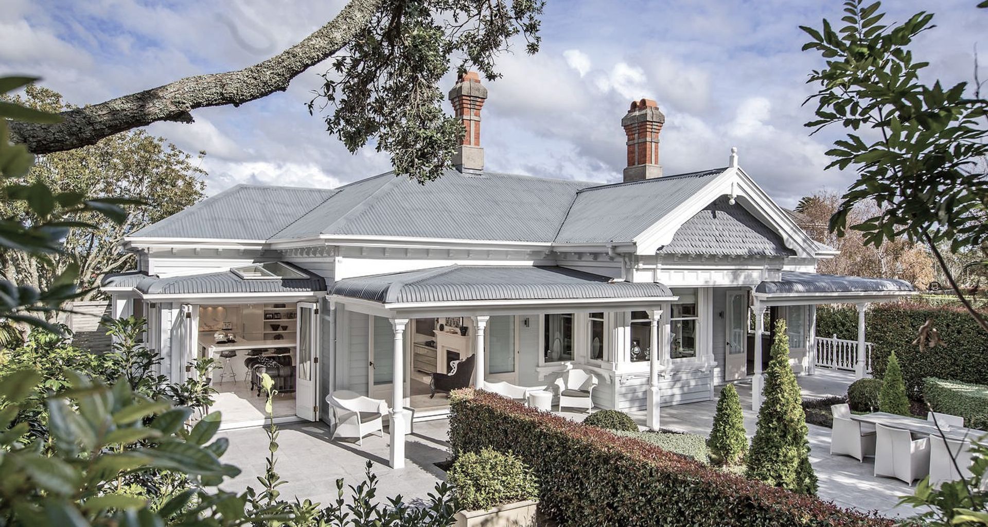 The White House, Ponsonby banner