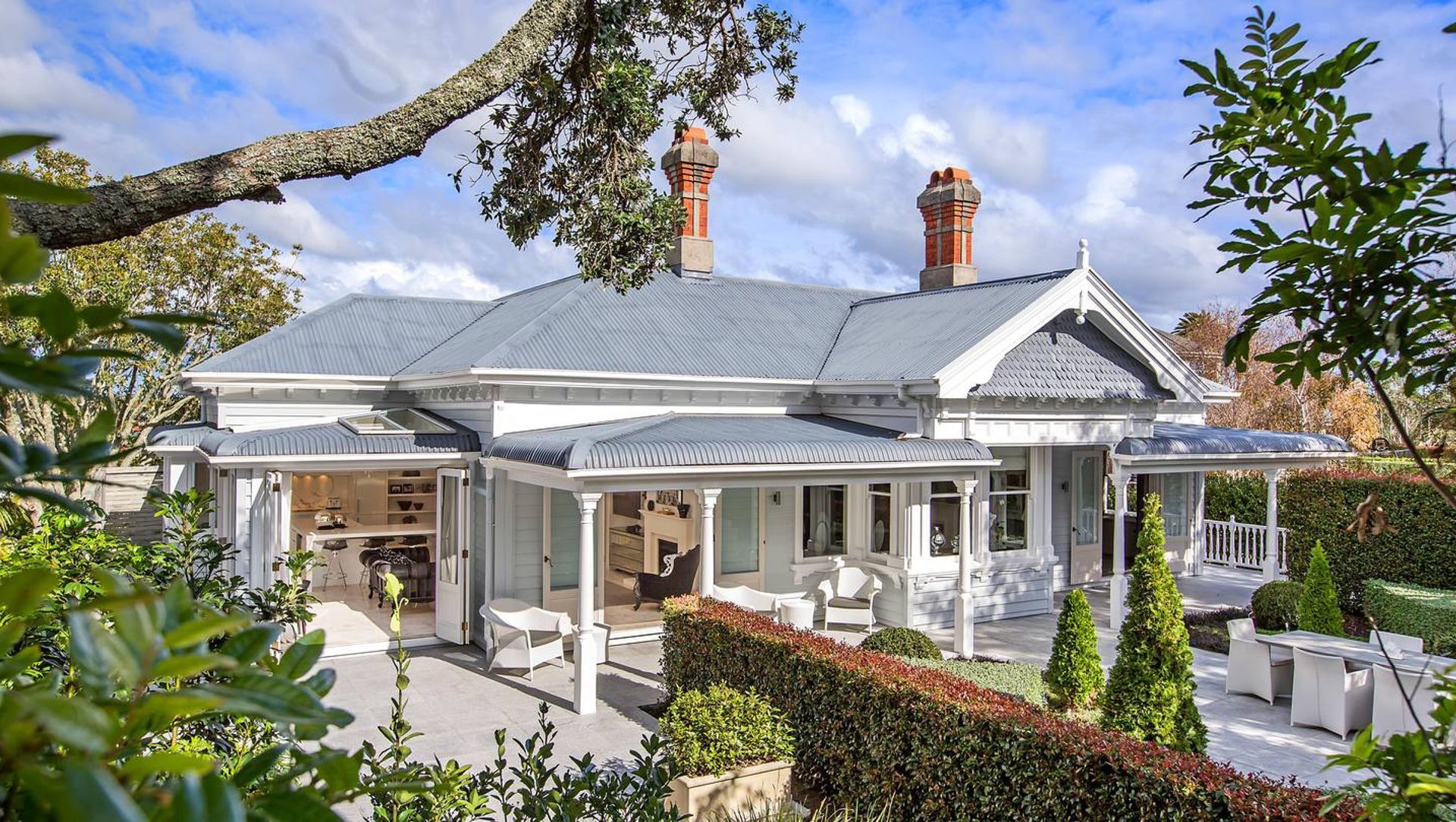 The White House, Ponsonby banner