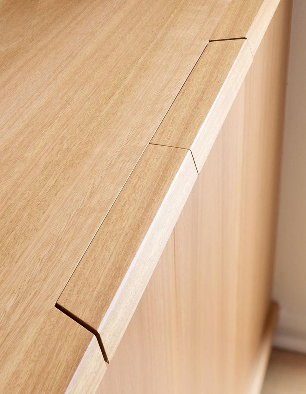 Handles of the base cabinets are concealed within the solid Blackbutt lipping to maintain a sleek minimal look.