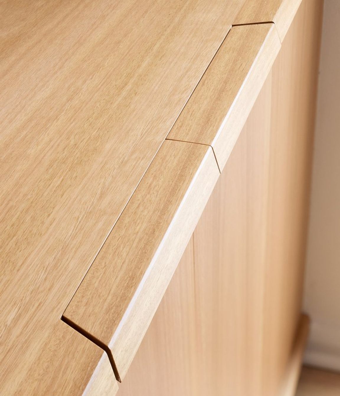 Handles of the base cabinets are concealed within the solid Blackbutt lipping to maintain a sleek minimal look.