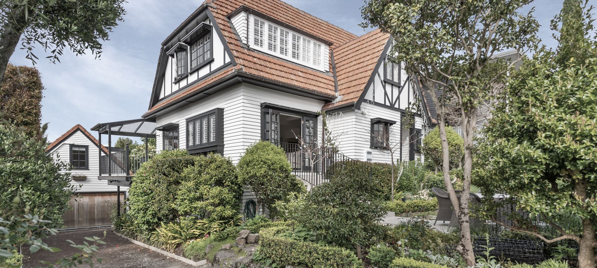 Creating indoor-outdoor flow in a Tudor-style home banner