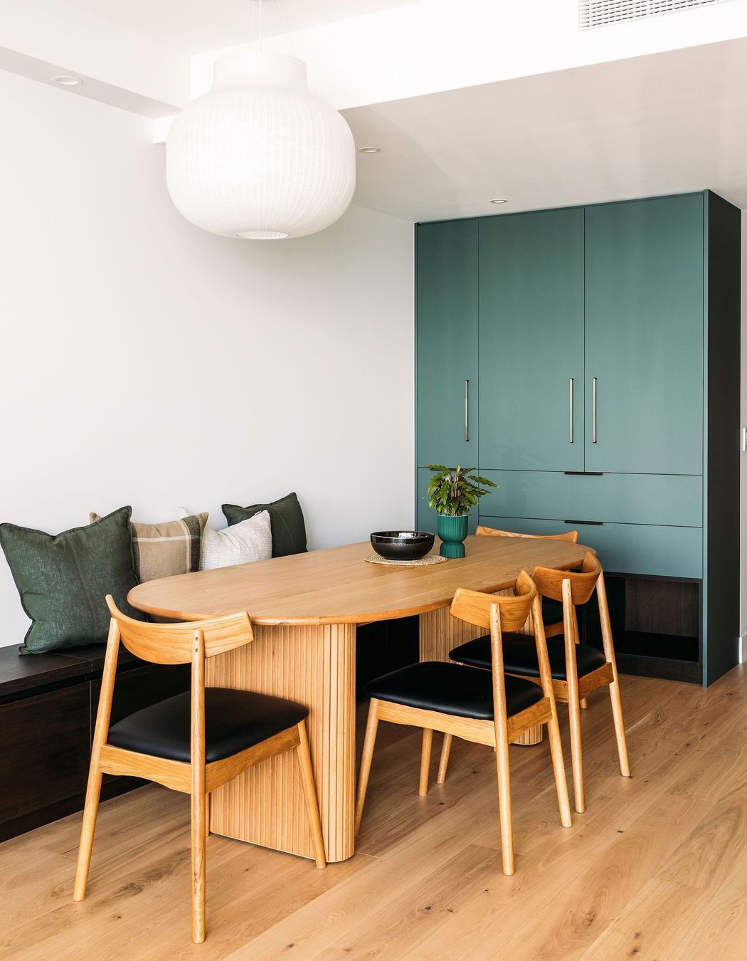 Vidaspace Pureplank flooring and carefully chosen furniture pull together a lovely dining setting.