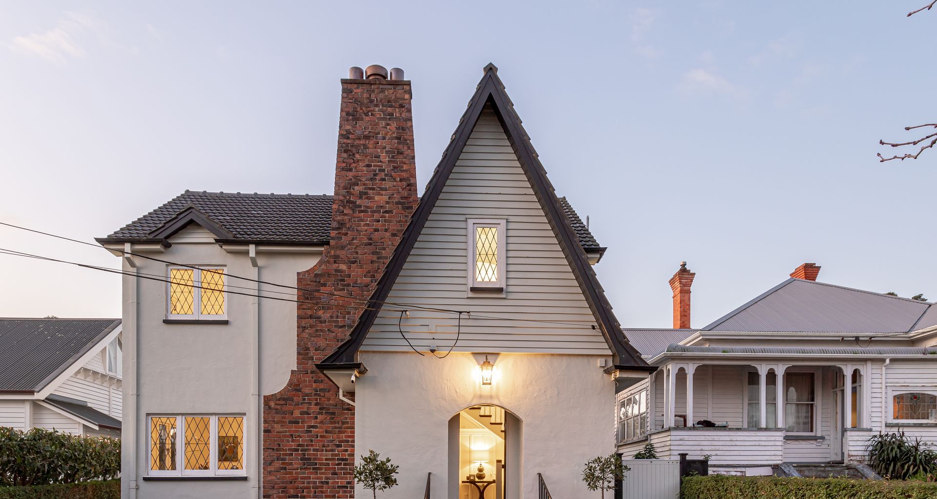 This Arts & Crafts home oozes charm & sophistication. banner