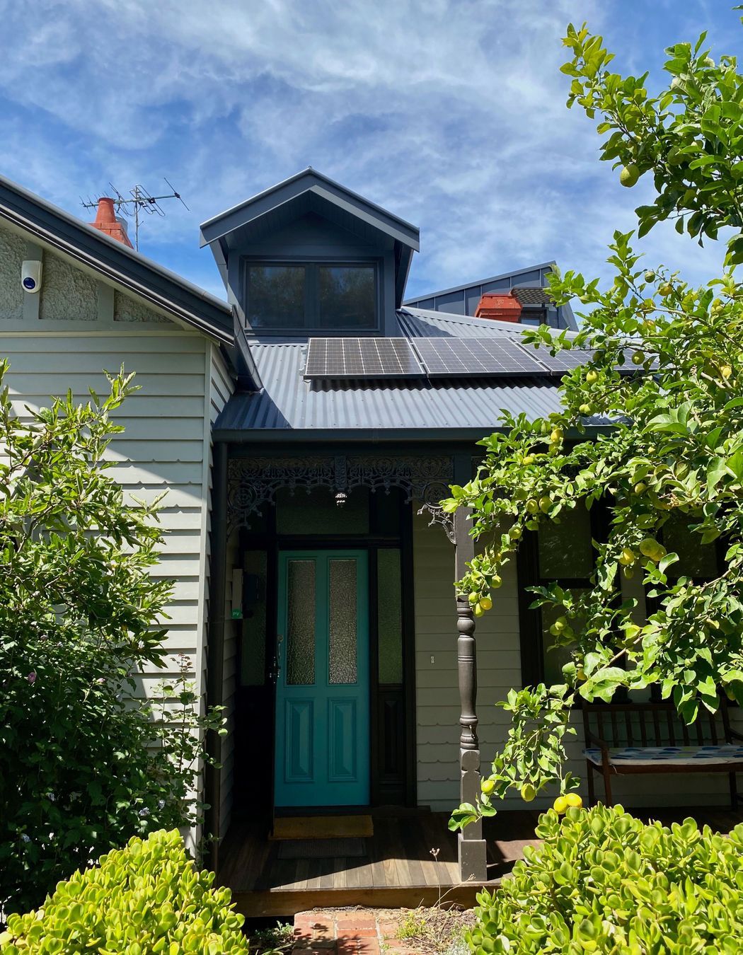 The heritage character of the front of the house has been retained and the upper storey is barely visible