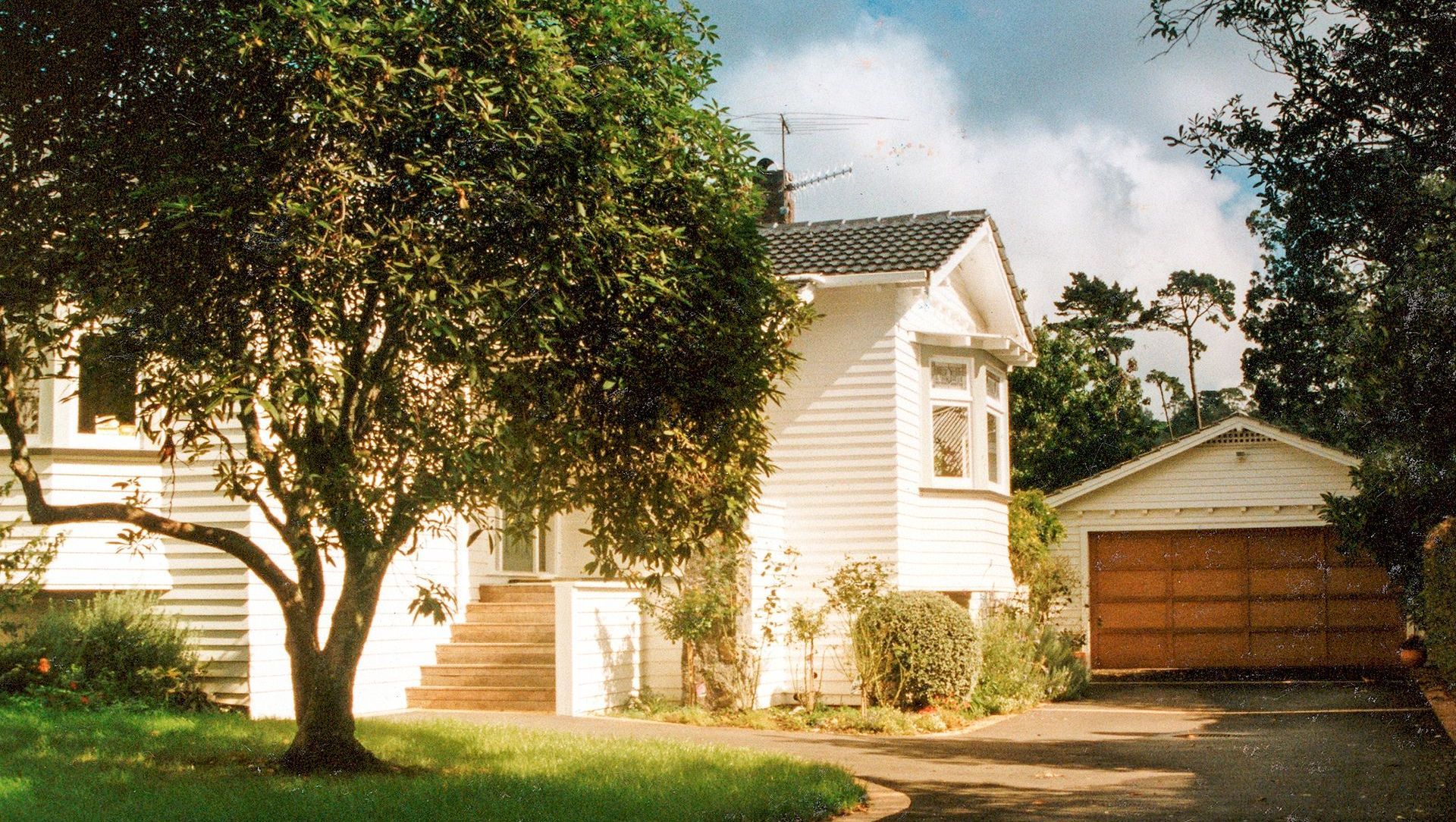Maungakiekie Avenue, Greenlane banner