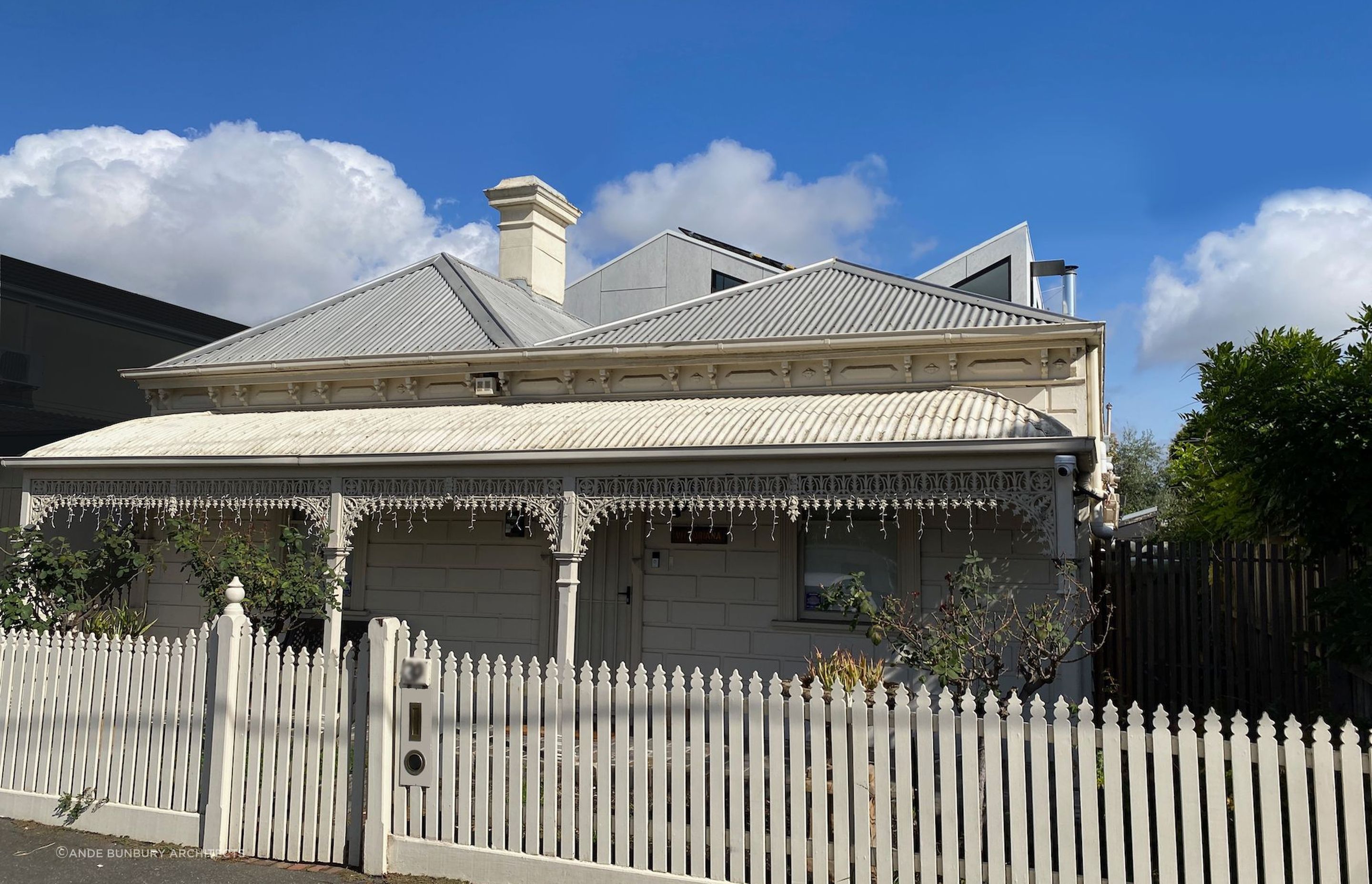 The pitch of the roof to the upper storey extension reflects the heritage roof of the original house