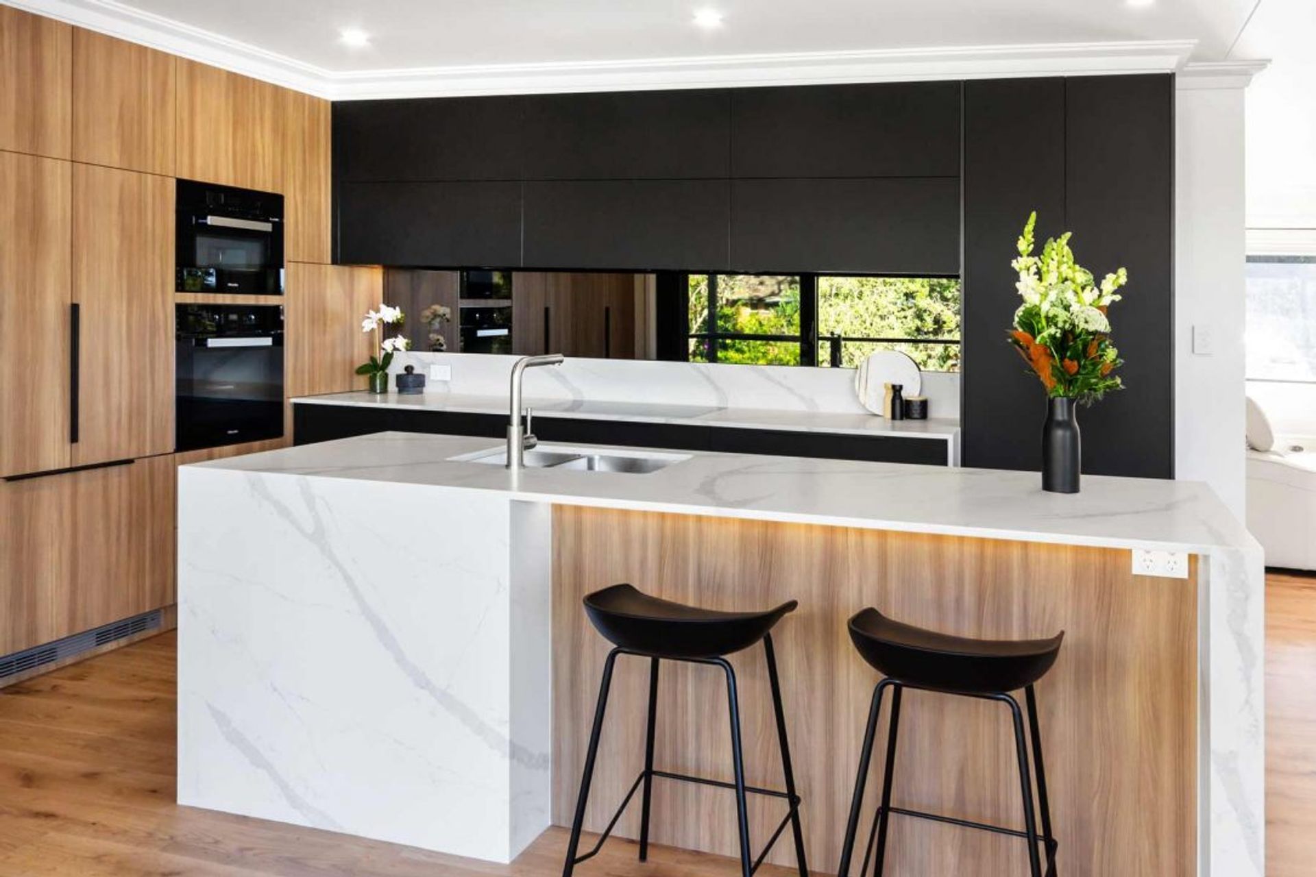 kitchen-design-sydney-contemporary-black-white-timber-miele-fisher-paykel-dulux-1-1084x723.jpg