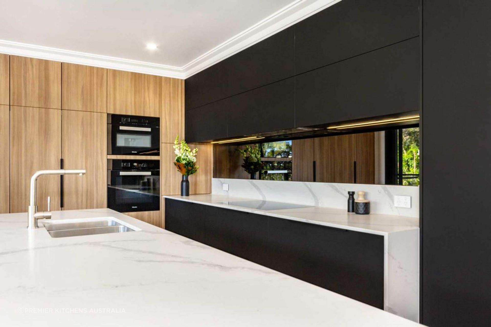 kitchen-design-sydney-contemporary-black-white-timber-miele-fisher-paykel-dulux-3-1084x723.jpg