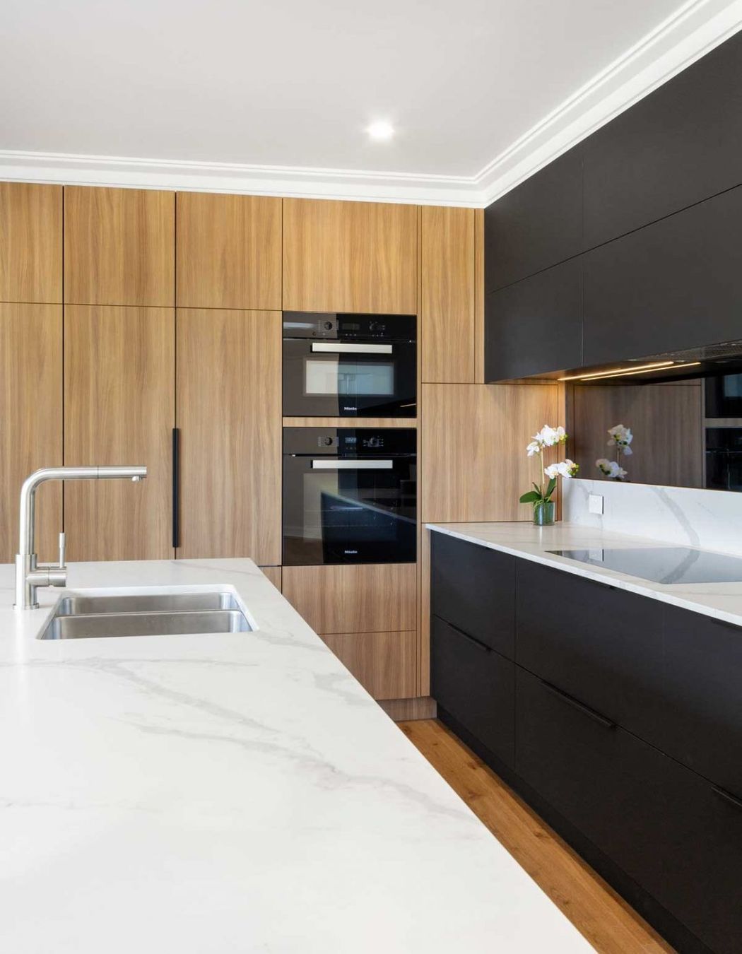 kitchen-design-sydney-contemporary-black-white-timber-miele-fisher-paykel-dulux-4-1084x1626.jpg