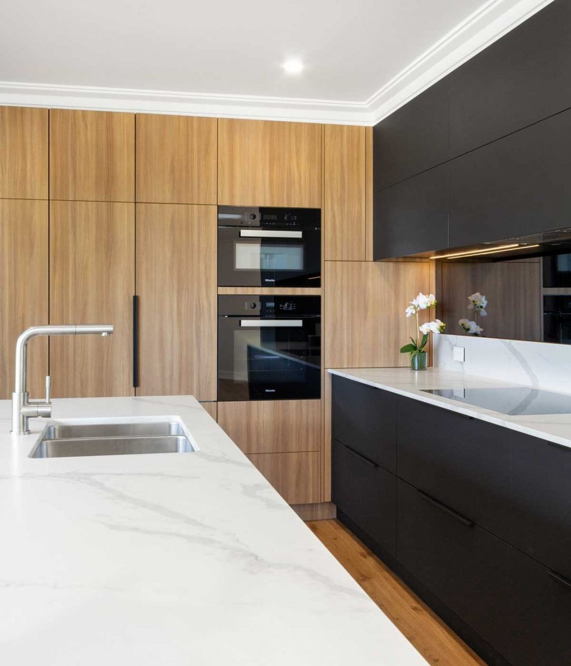 kitchen-design-sydney-contemporary-black-white-timber-miele-fisher-paykel-dulux-4-1084x1626.jpg