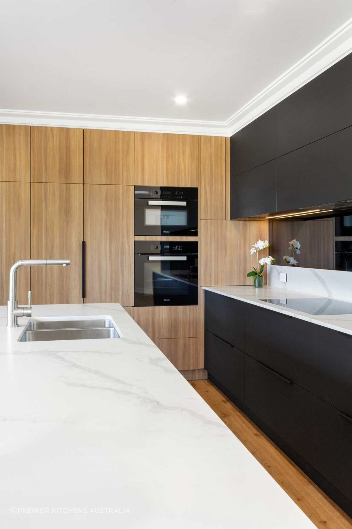 kitchen-design-sydney-contemporary-black-white-timber-miele-fisher-paykel-dulux-4-1084x1626.jpg