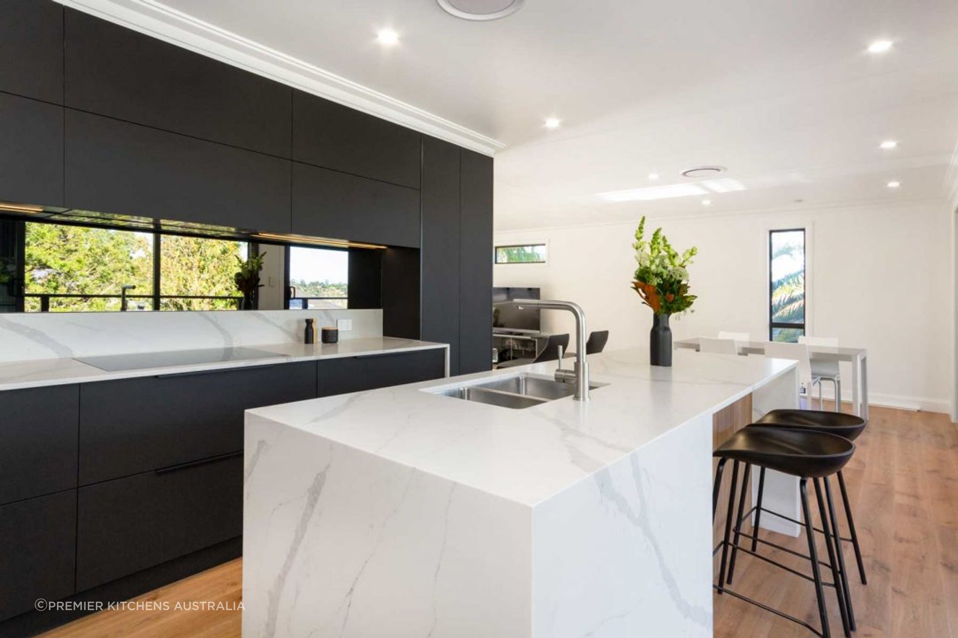 kitchen-design-sydney-contemporary-black-white-timber-miele-fisher-paykel-dulux-5-1084x723.jpg