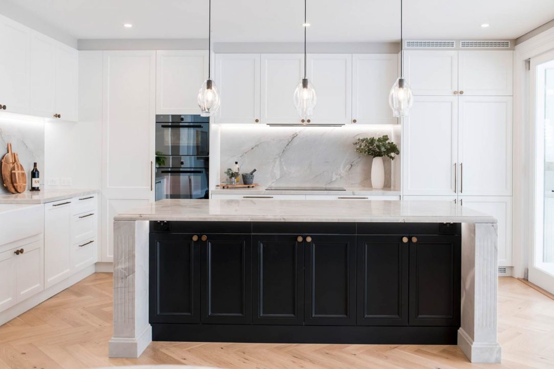 kitchen-design-sydney-luxury-classic-shaker-island-stone-bench-vzug-liebherr-blum-07-1084x721.jpg