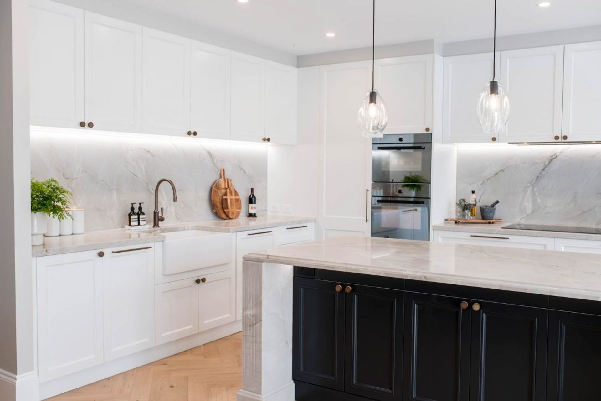 kitchen-design-sydney-luxury-premier-kitchens-classic-shaker-butler-sink-vzug-liebherr-blum-08-1084x721.jpg
