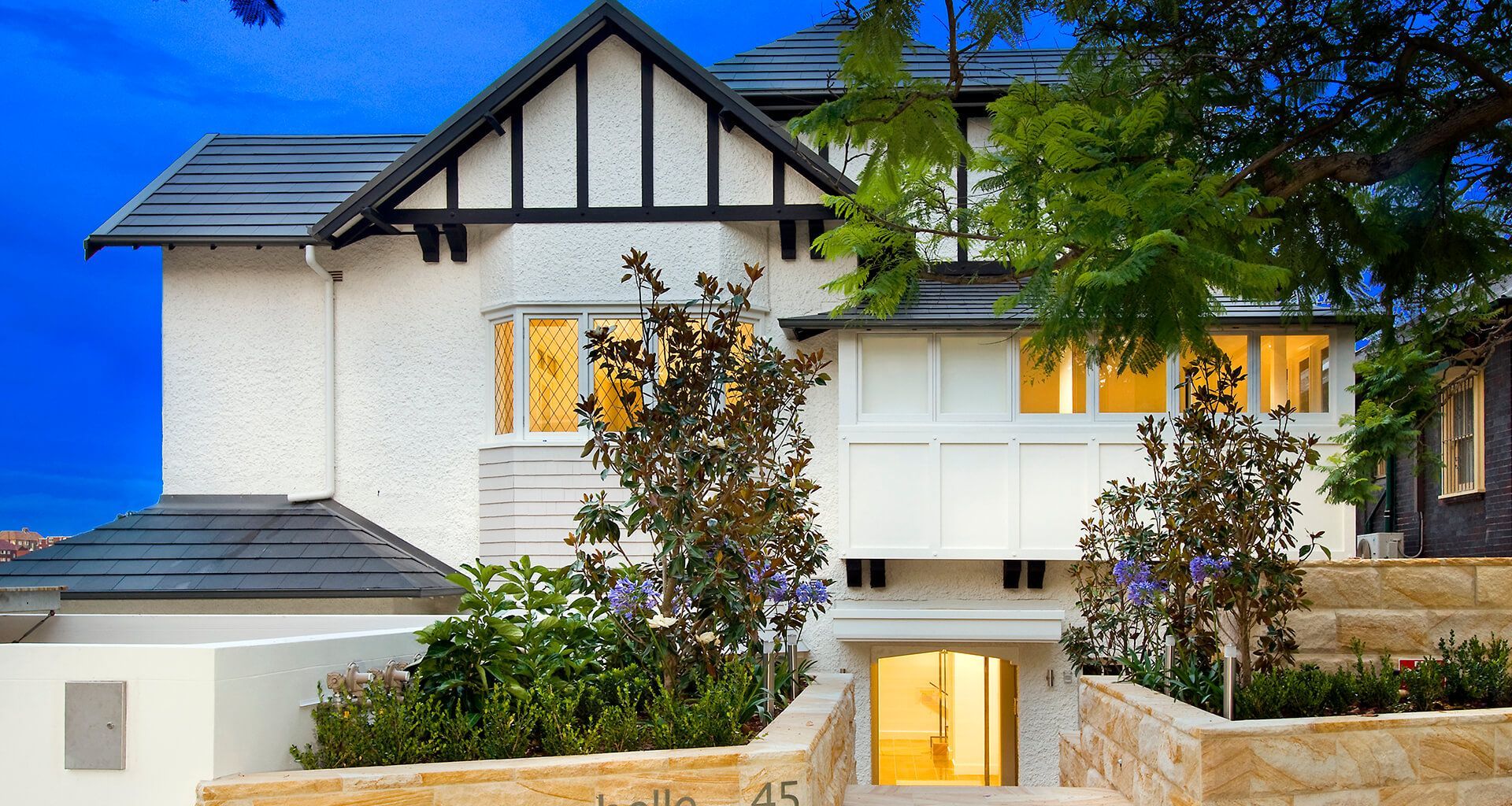 Carabelle Apartments, Kirribilli banner