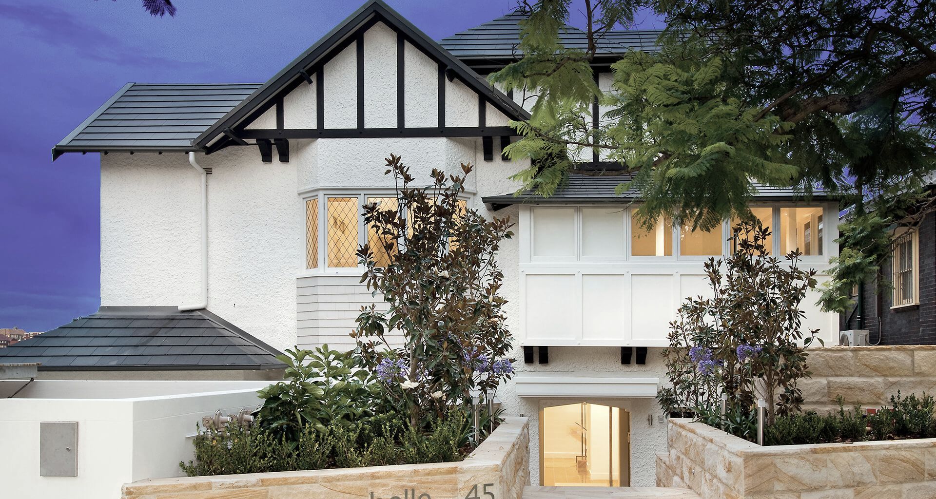 Carabelle Apartments, Kirribilli banner