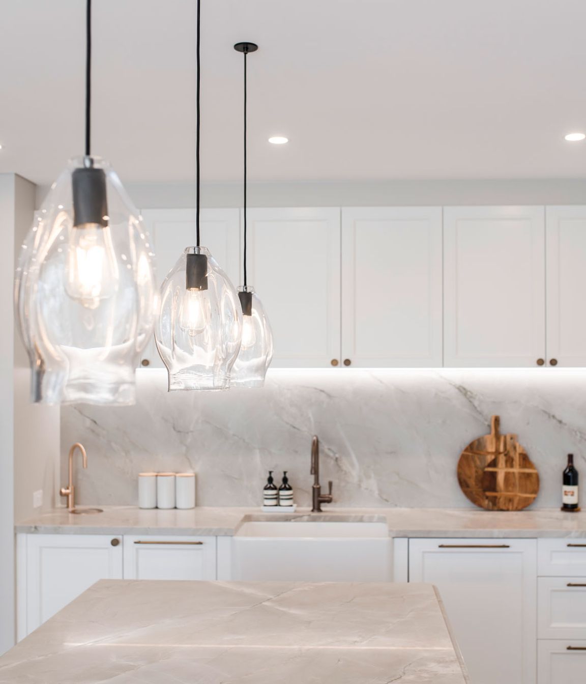 premier-kitchen-design-sydney-luxury-classic-shaker-pendant-lighting-vzug-liebherr-blum-09.jpg