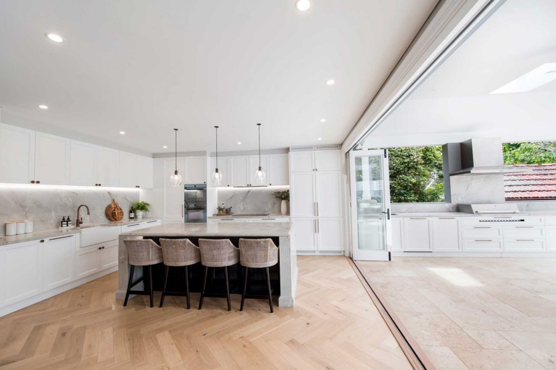 premier-kitchen-design-sydney-luxury-classic-shaker-vzug-liebherr-blum-03-1084x721.jpg