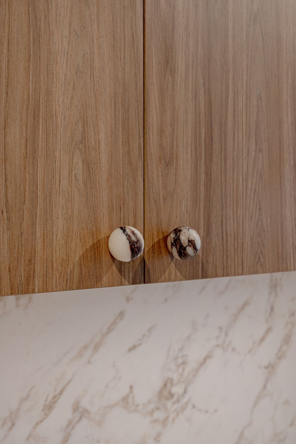 The 60mm Calacatta Viola marble ball knob adds a tactile statement, with unique veining in every knob.