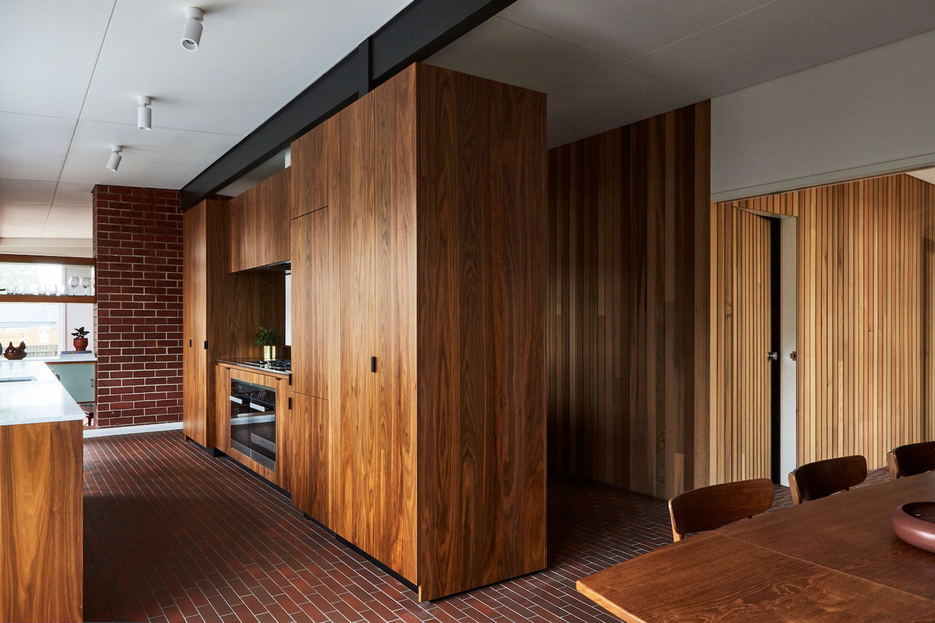 ##Frankston Mid-Century Modern