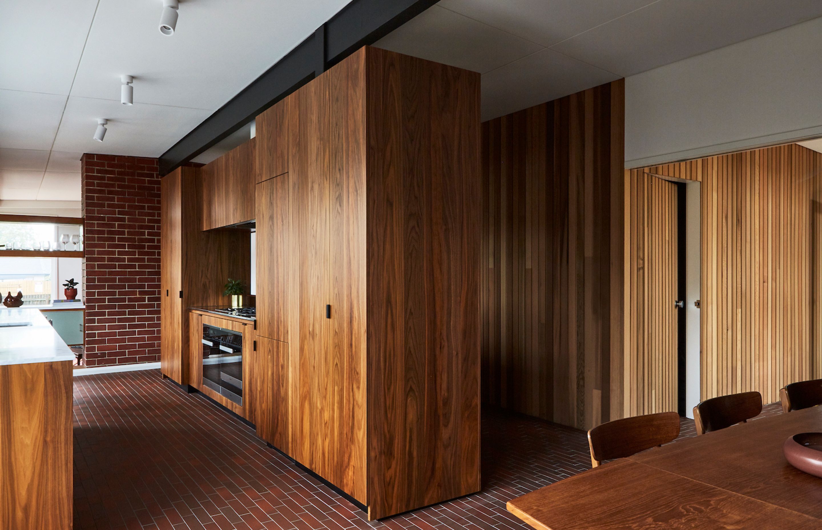 ##Frankston Mid-Century Modern