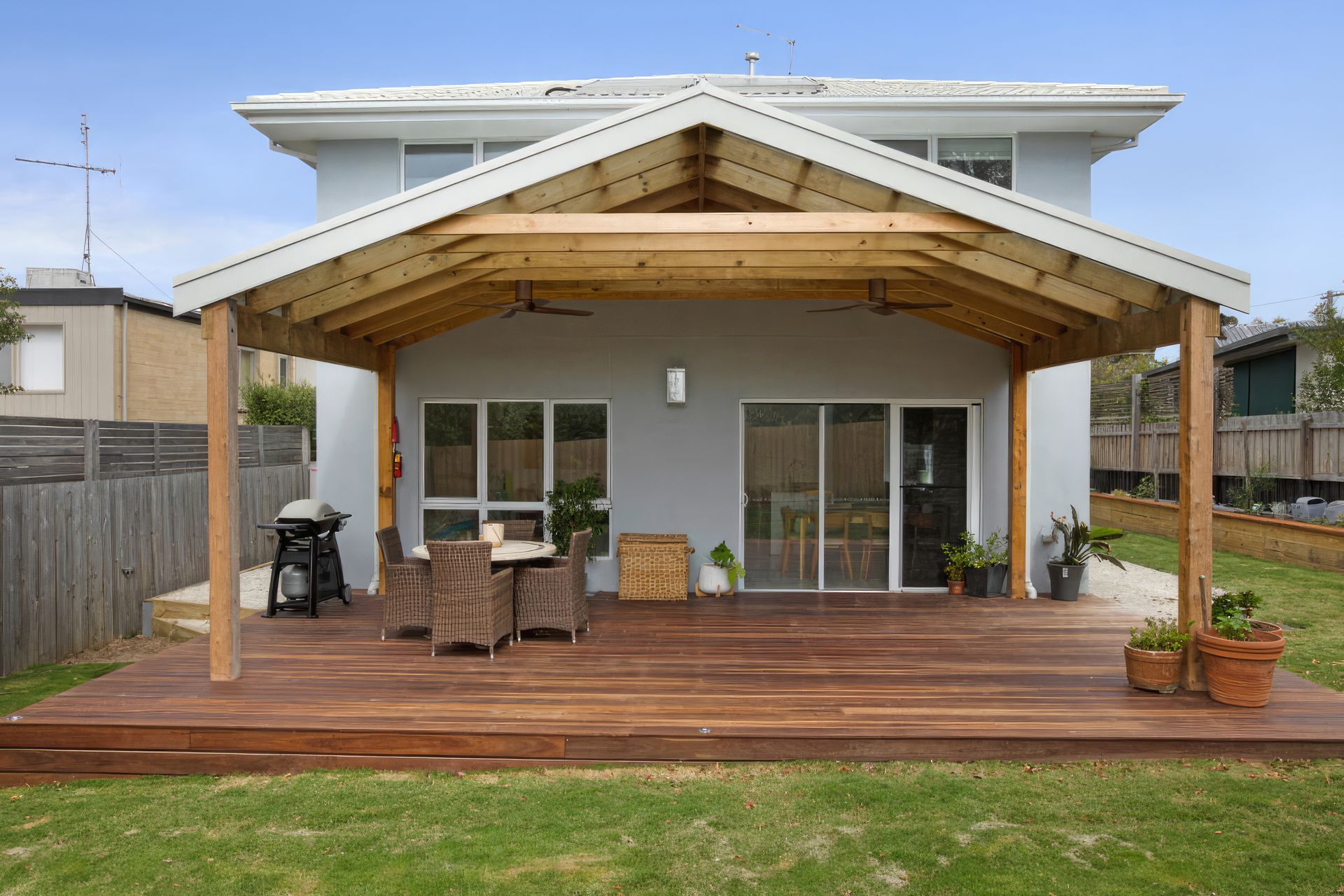 upJan-Juc-deck-1000x700-fix-standard-scale-400x-v4.jpg