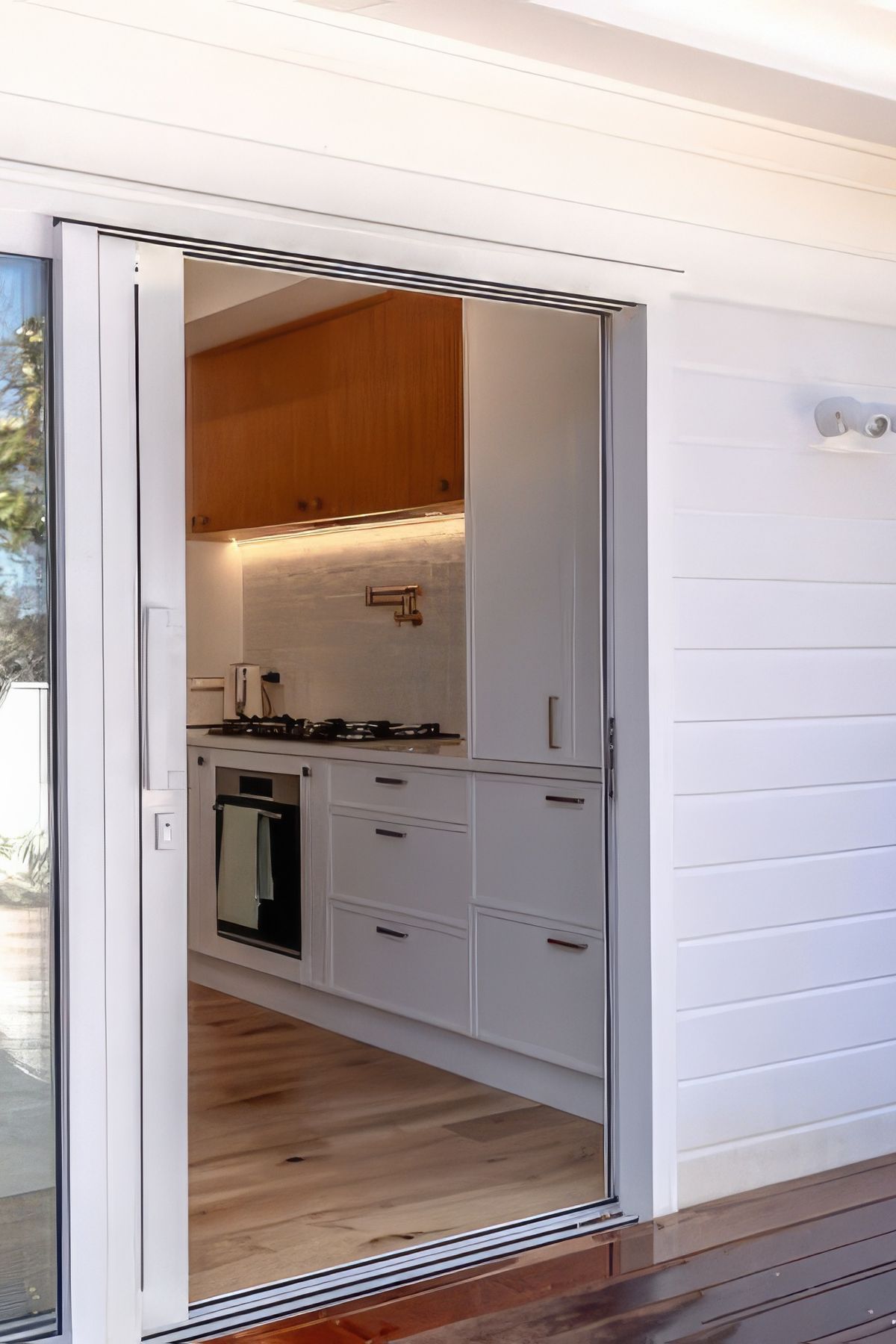 upfindlay-residential-builders-indoor-outdoor-flow-to-deck-stanmore-bay-mp835j7JL7tb4VJD-fix-standard-scale-400x.jpg