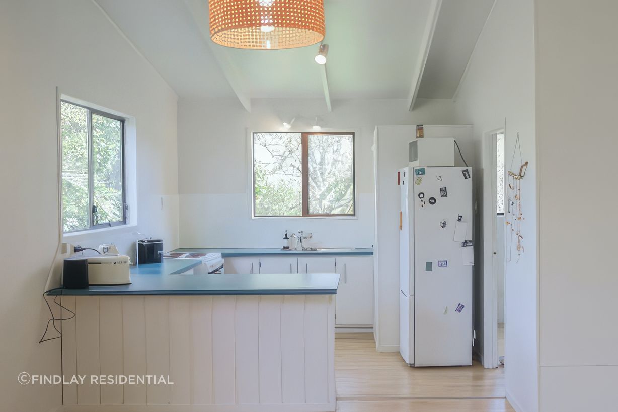 upstanmore-bay-kitchen-renovation-before-mp835ly5VVixEJ9G-fix-standard-scale-400x.jpg