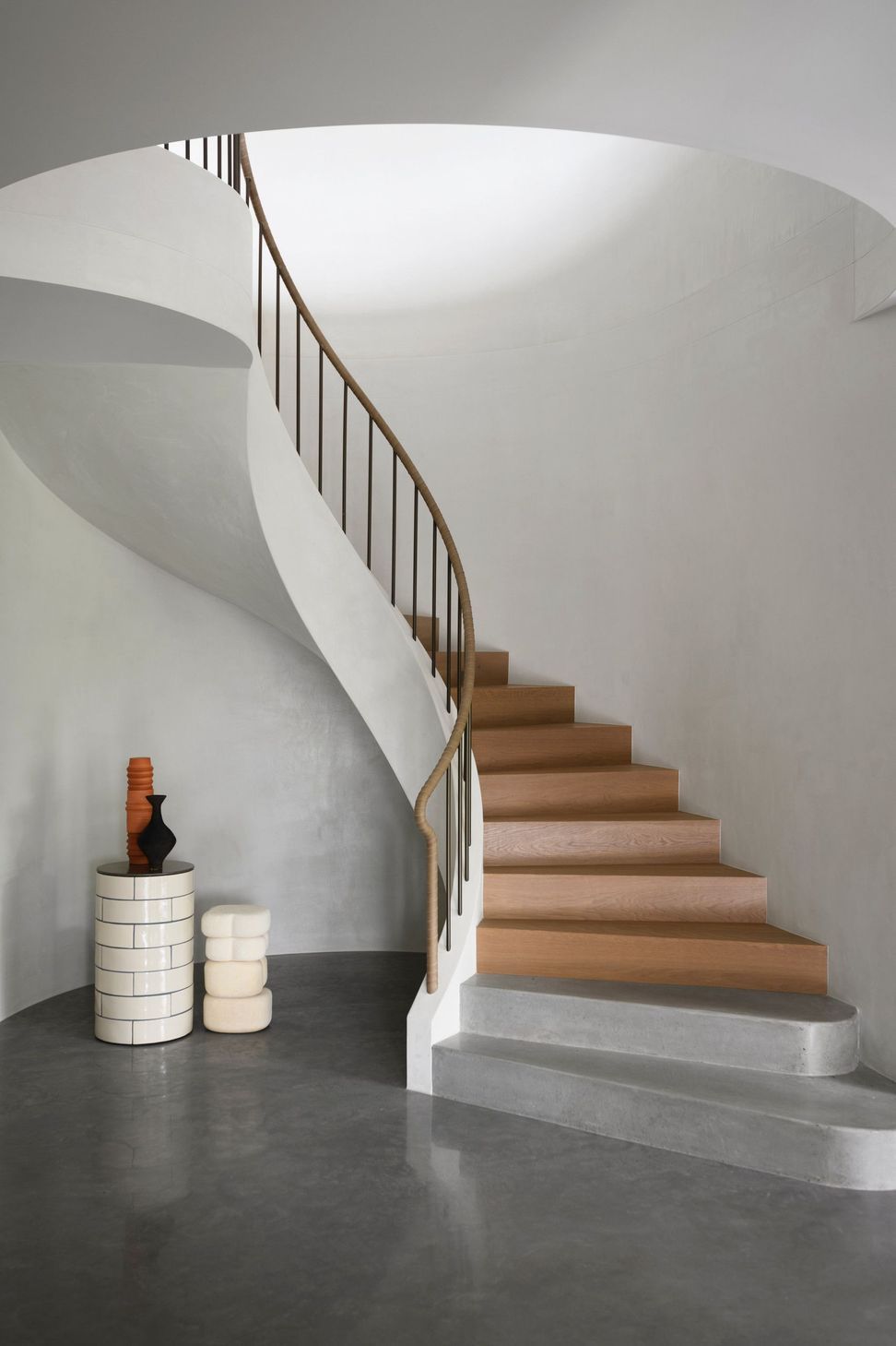 Villa Solare - Staircase. Curved stair with timber treads and a white balustrade.