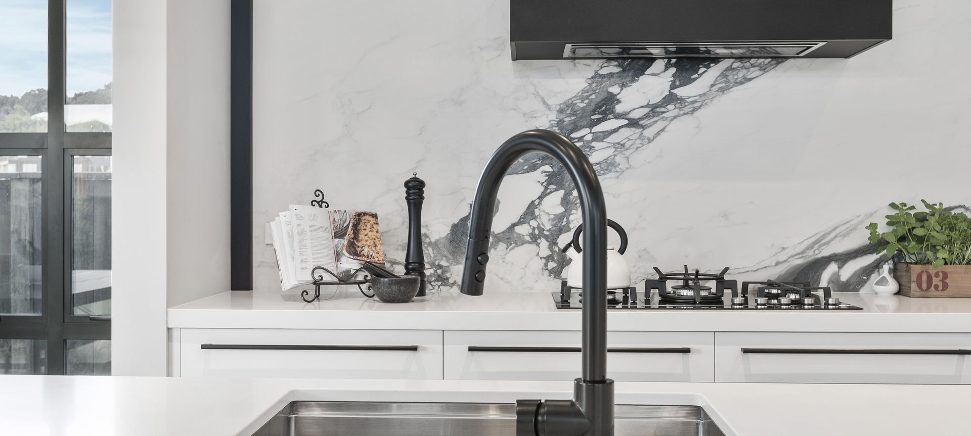 Veined Splashback Feature, Millwater banner