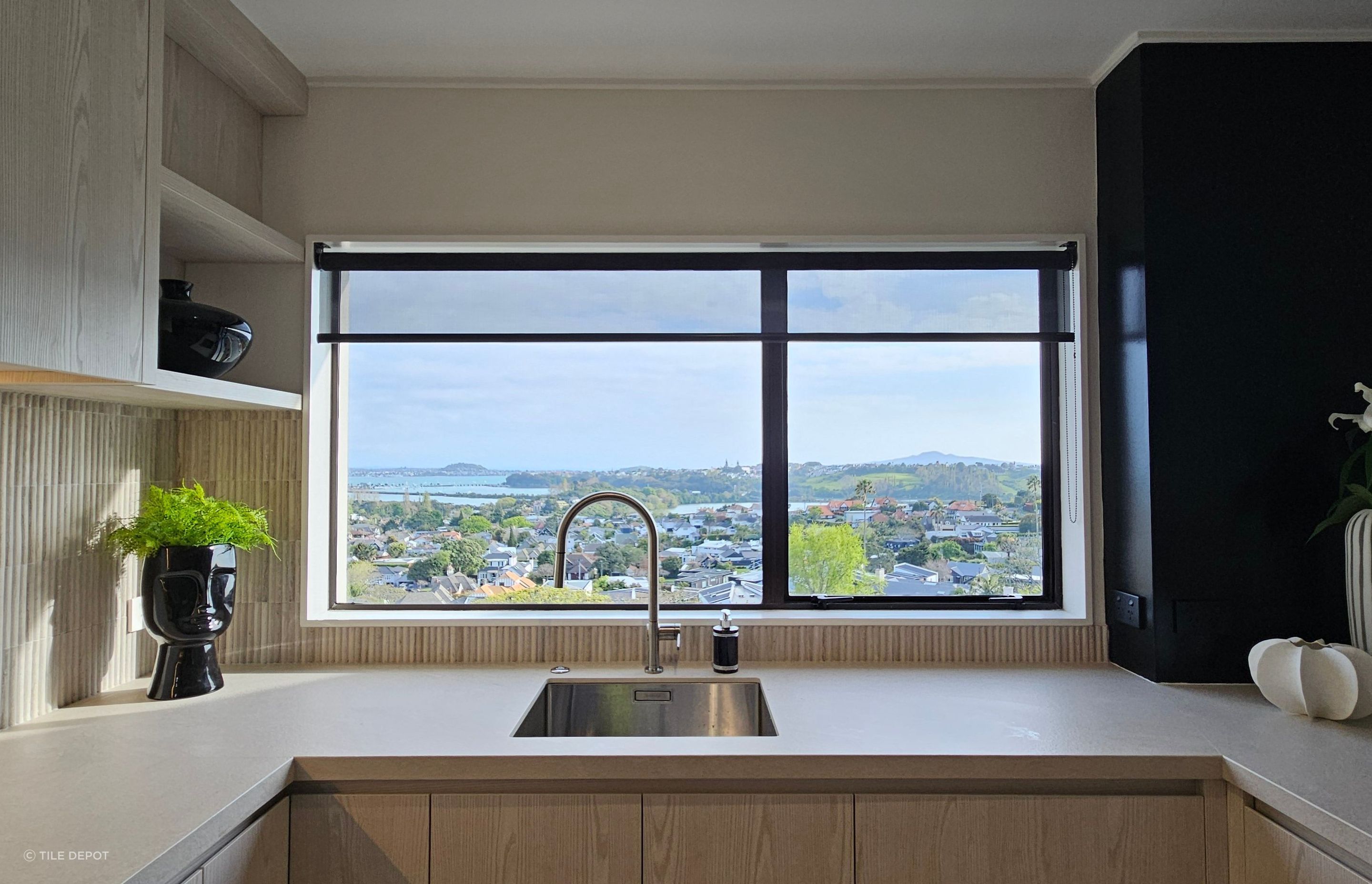 KITCHEN SPLASHBACK / Colosseum Travertine 305x305mm