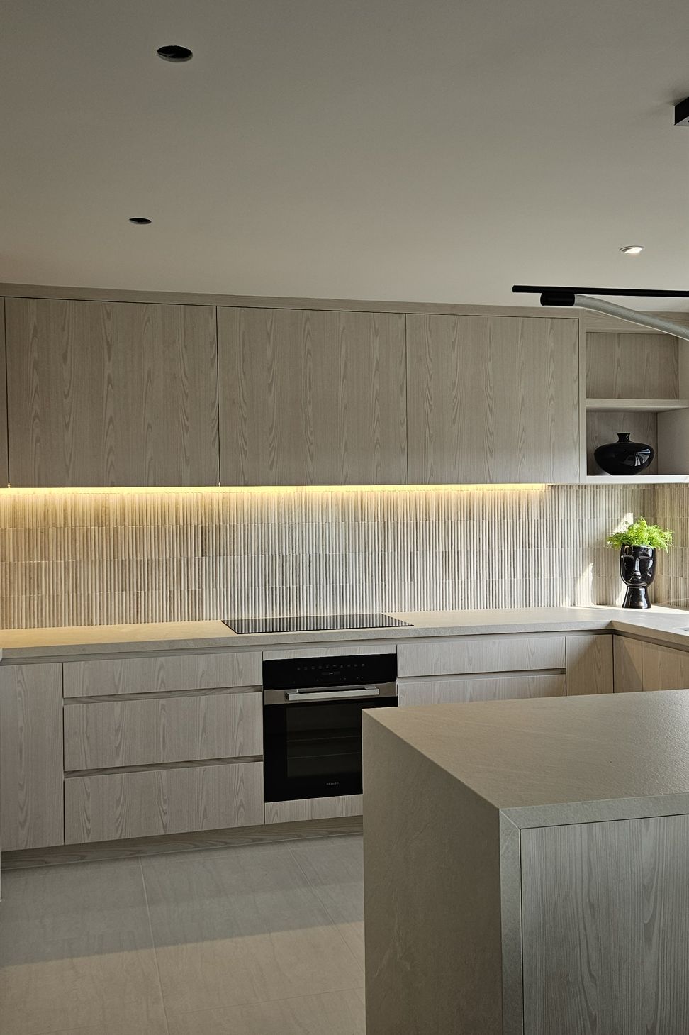 KITCHEN SPLASHBACK / Colosseum Travertine 305x305mm