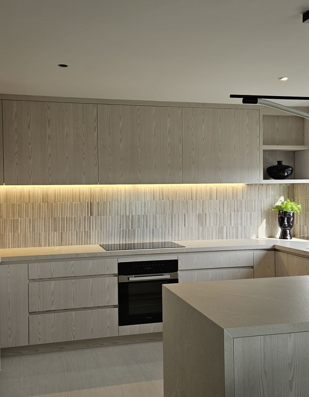 KITCHEN SPLASHBACK / Colosseum Travertine 305x305mm