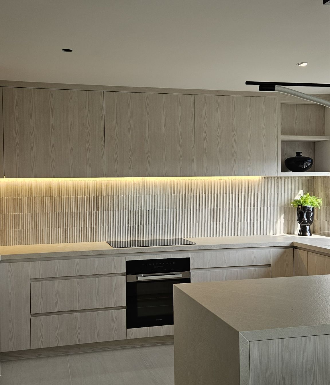KITCHEN SPLASHBACK / Colosseum Travertine 305x305mm