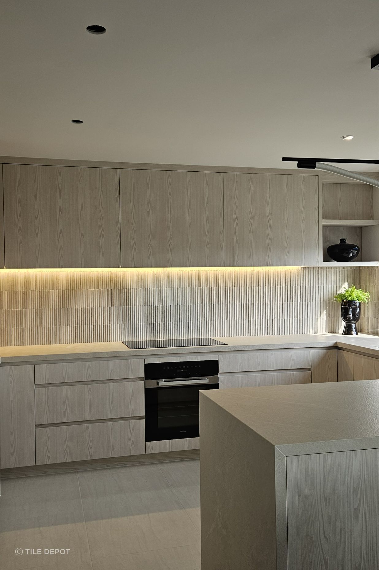 KITCHEN SPLASHBACK / Colosseum Travertine 305x305mm