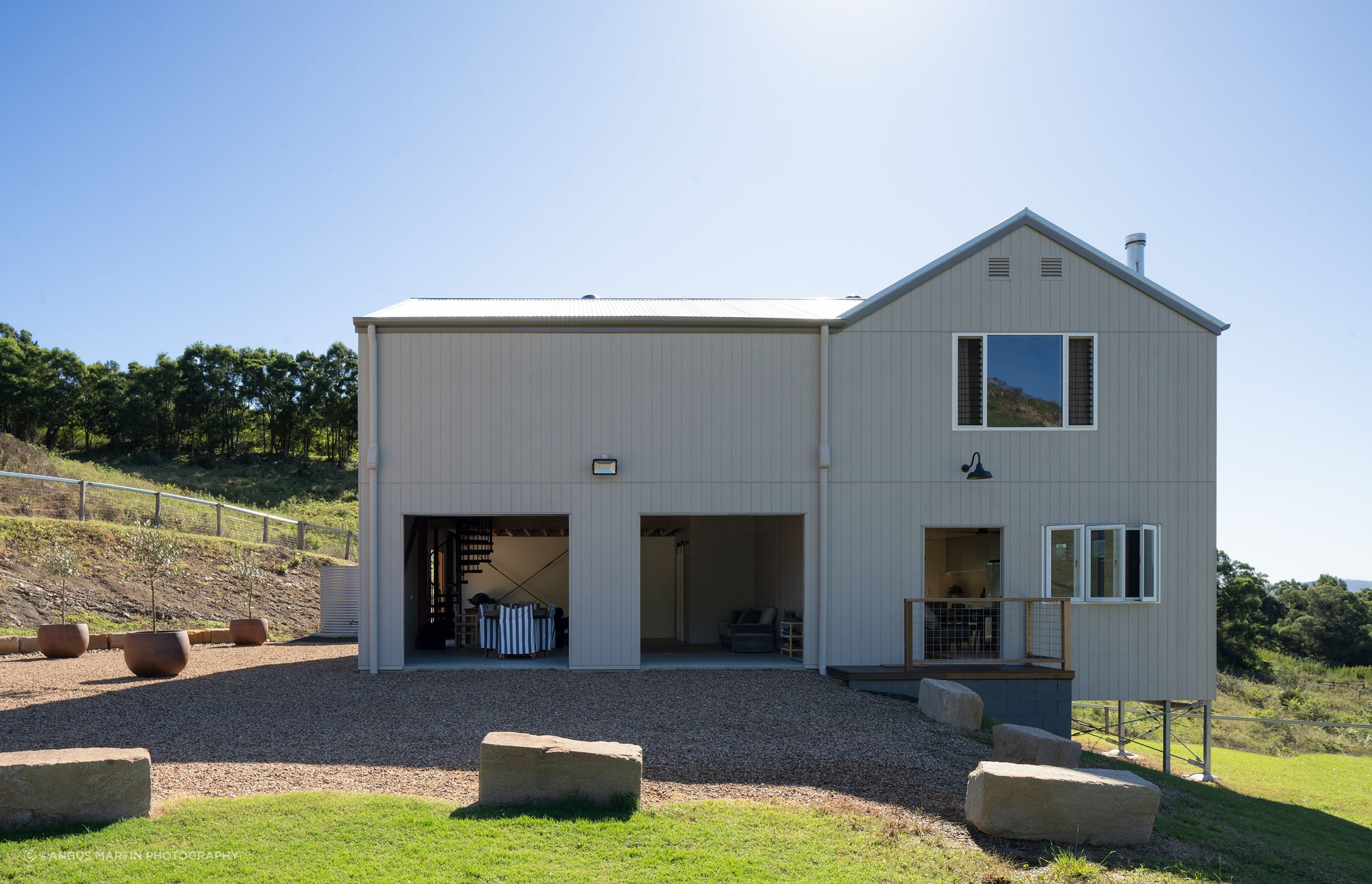 Initially conceived as a workers’ cottage with an integrated farm workshop, the dwelling has evolved into a highly compact yet fully flexible residence capable of functioning as a family home, short-stay chalet, or intimate event venue.