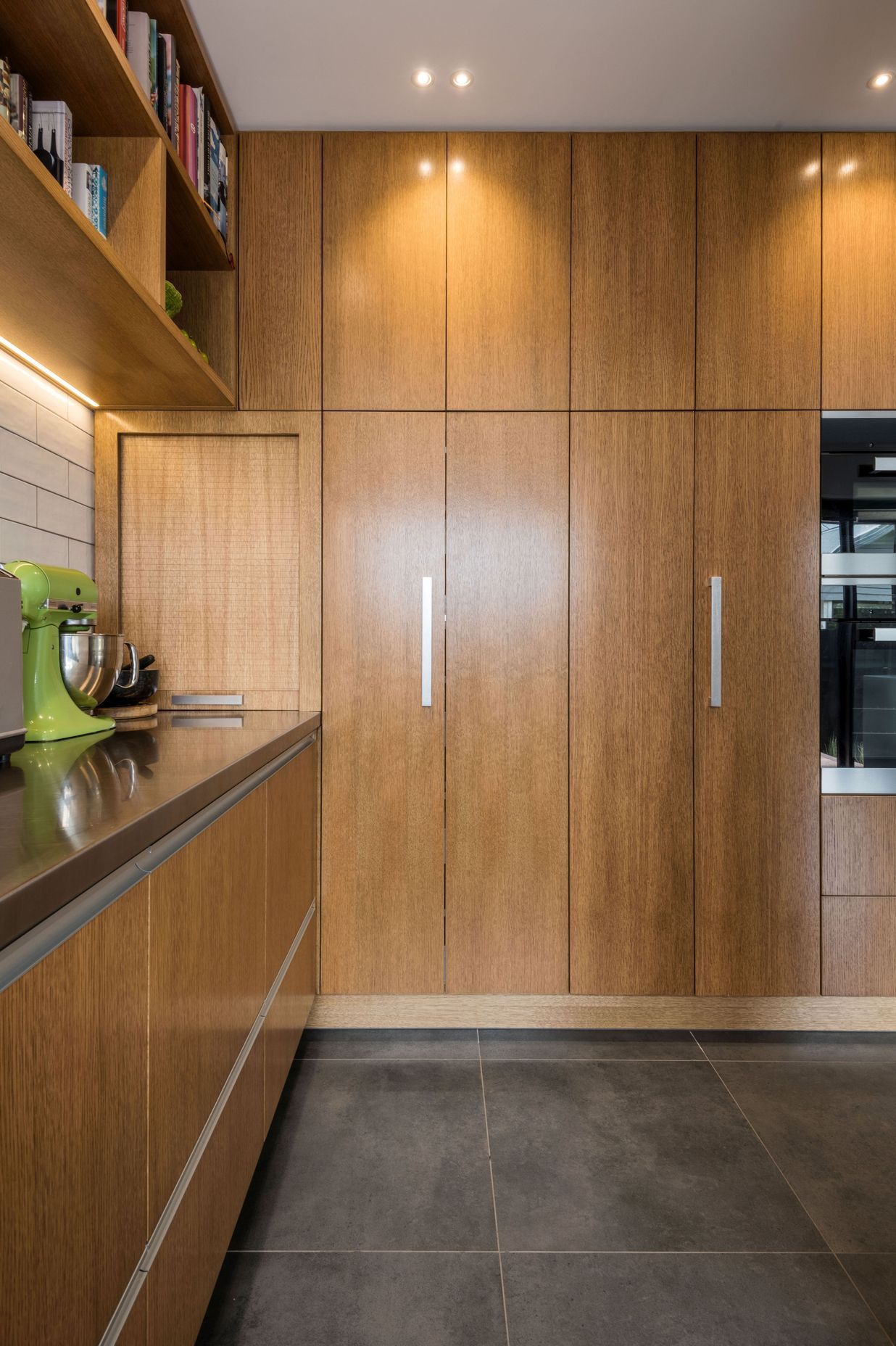 Bestwood Natural Veneer in Amercian White Oak - Crown Cut.   Alffrey + South Architects.  Photography Stephen Goodenough