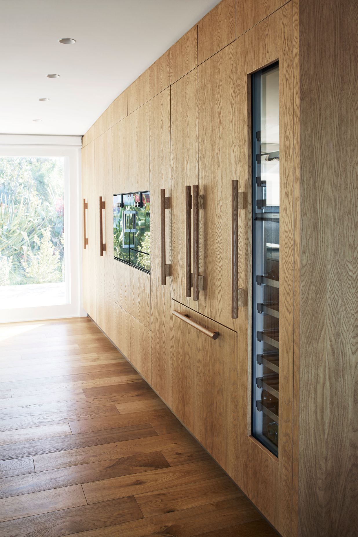 Bestwood Veneer, European Oak - Crown Cut. Design by Natalie Du Bois, Du Bois Designer Kitchens &amp; Interiors