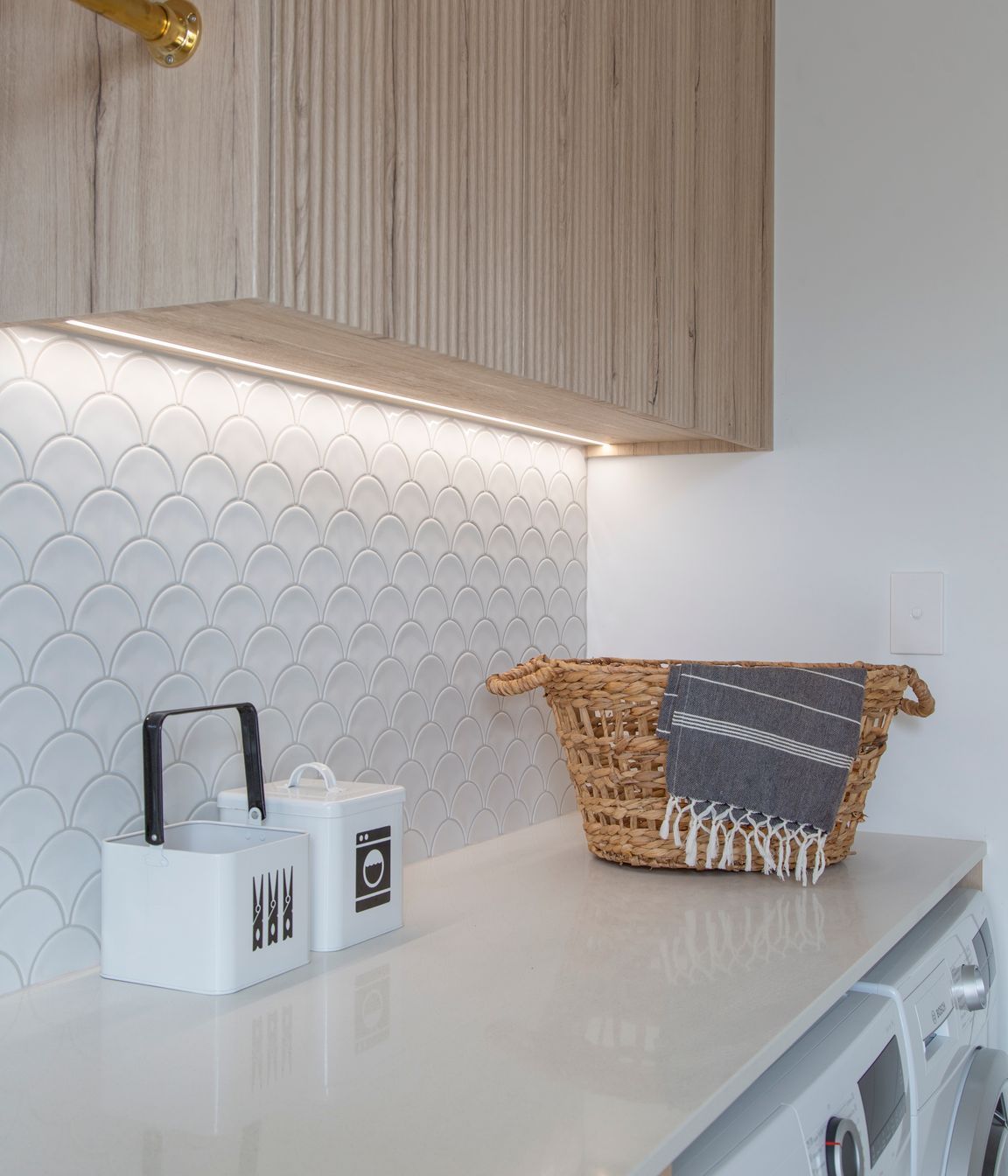 Dezignatek Cambridge Oak, Pragur Profile. Design by Kitchen Inspirations for Precision Homes