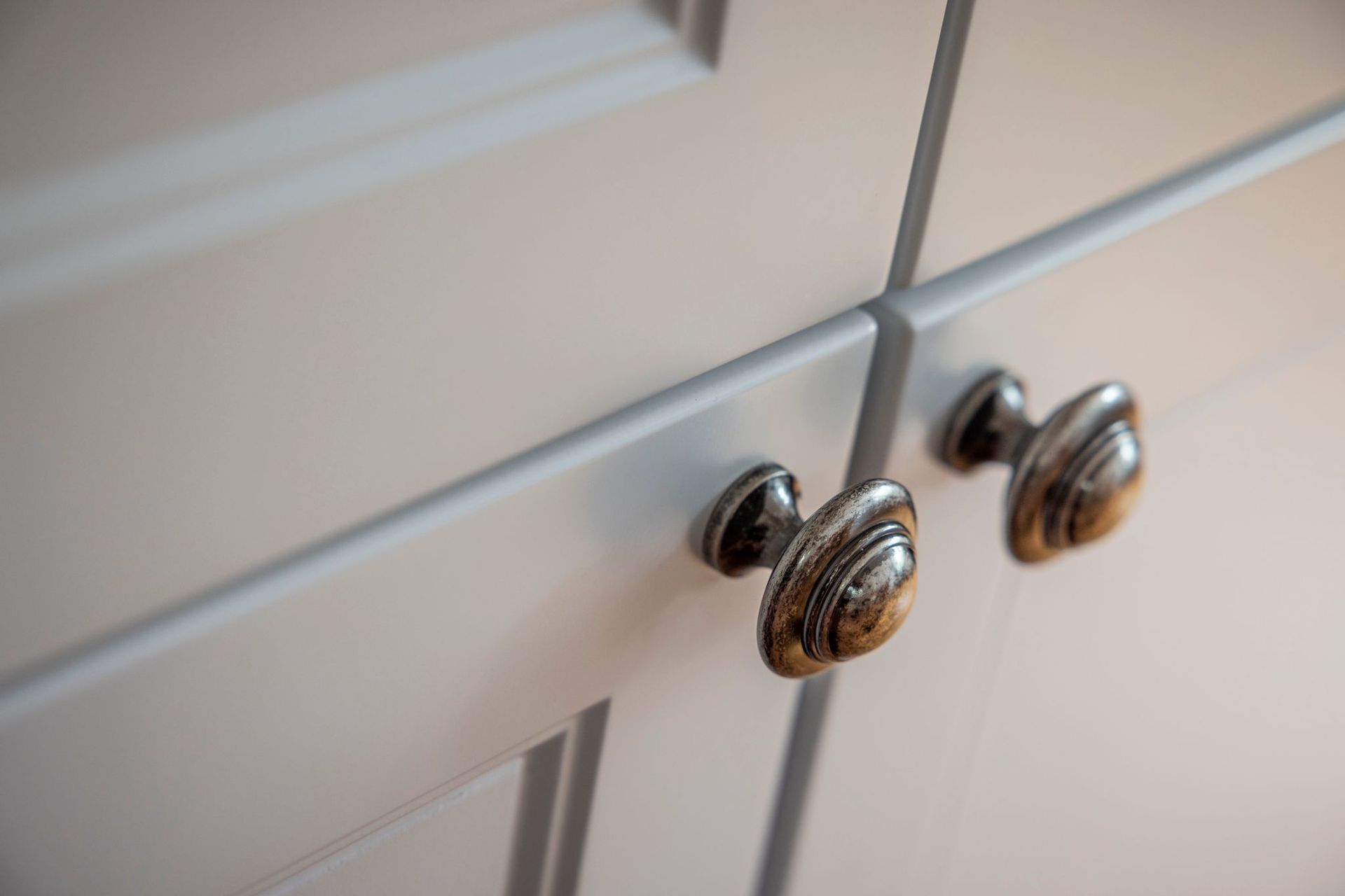 Dezignatek Designer White Satin in Ronda. Designed by Lisa Thesing of Innovative Kitchens.