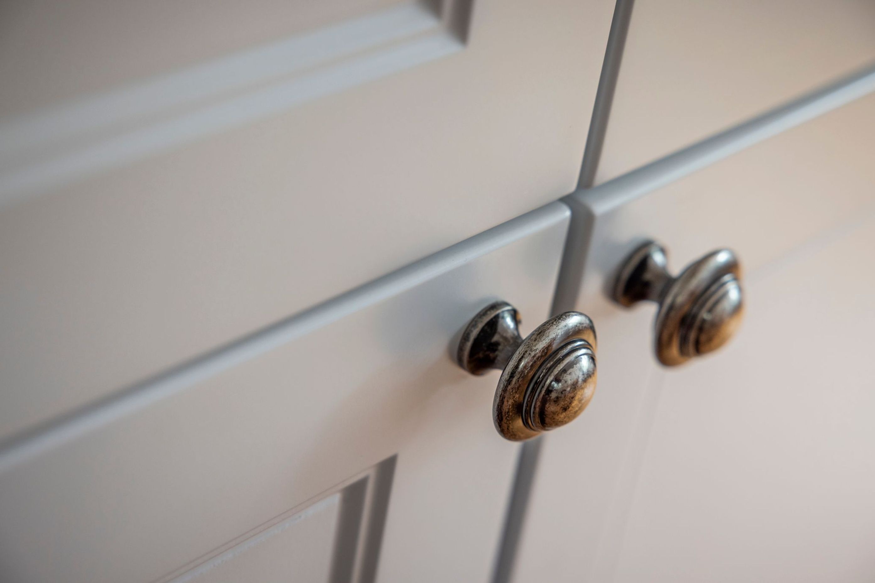 Dezignatek Designer White Satin in Ronda. Designed by Lisa Thesing of Innovative Kitchens.
