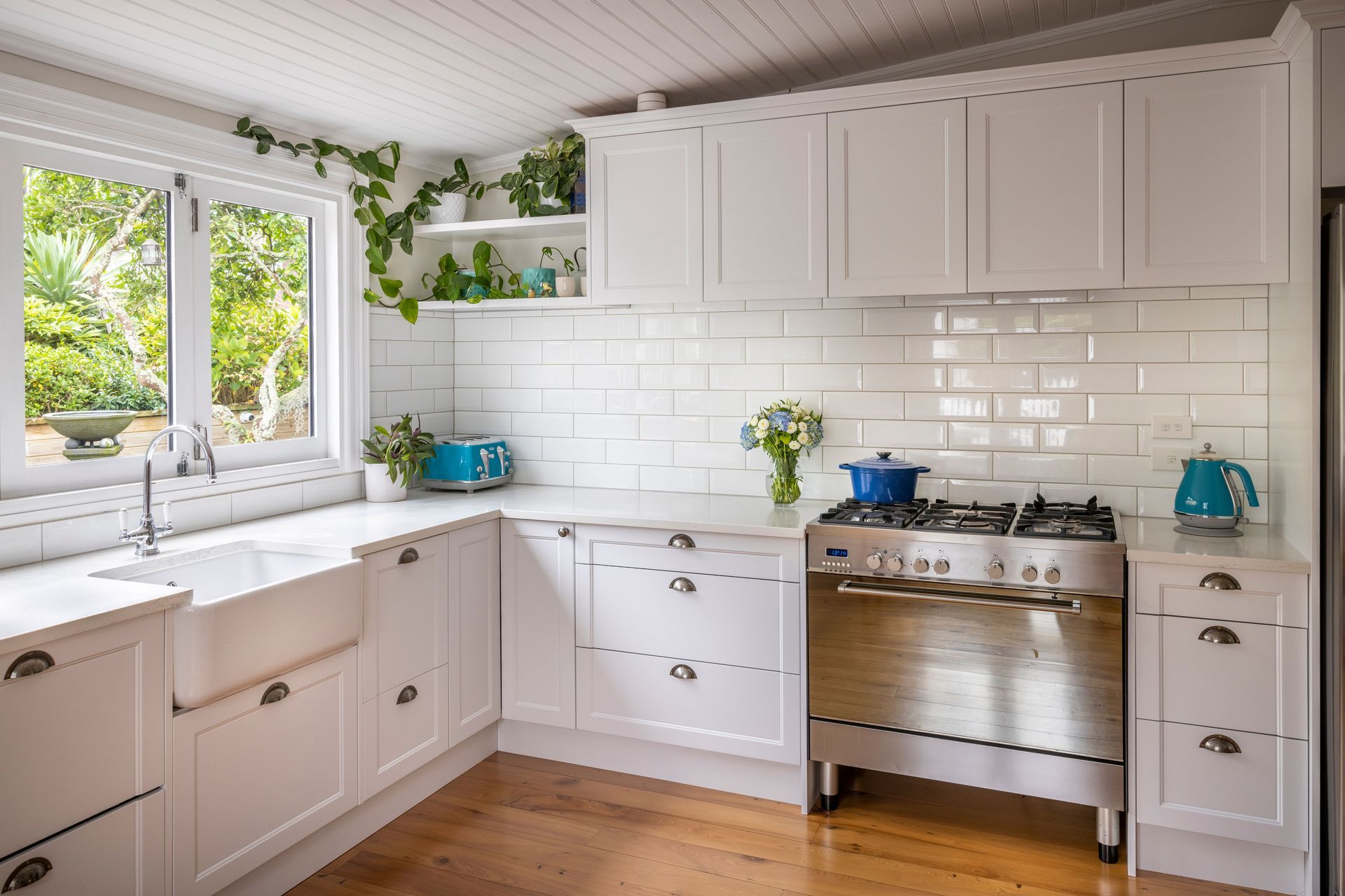 Dezignatek Designer White Satin in Ronda. Designed by Lisa Thesing of Innovative Kitchens.