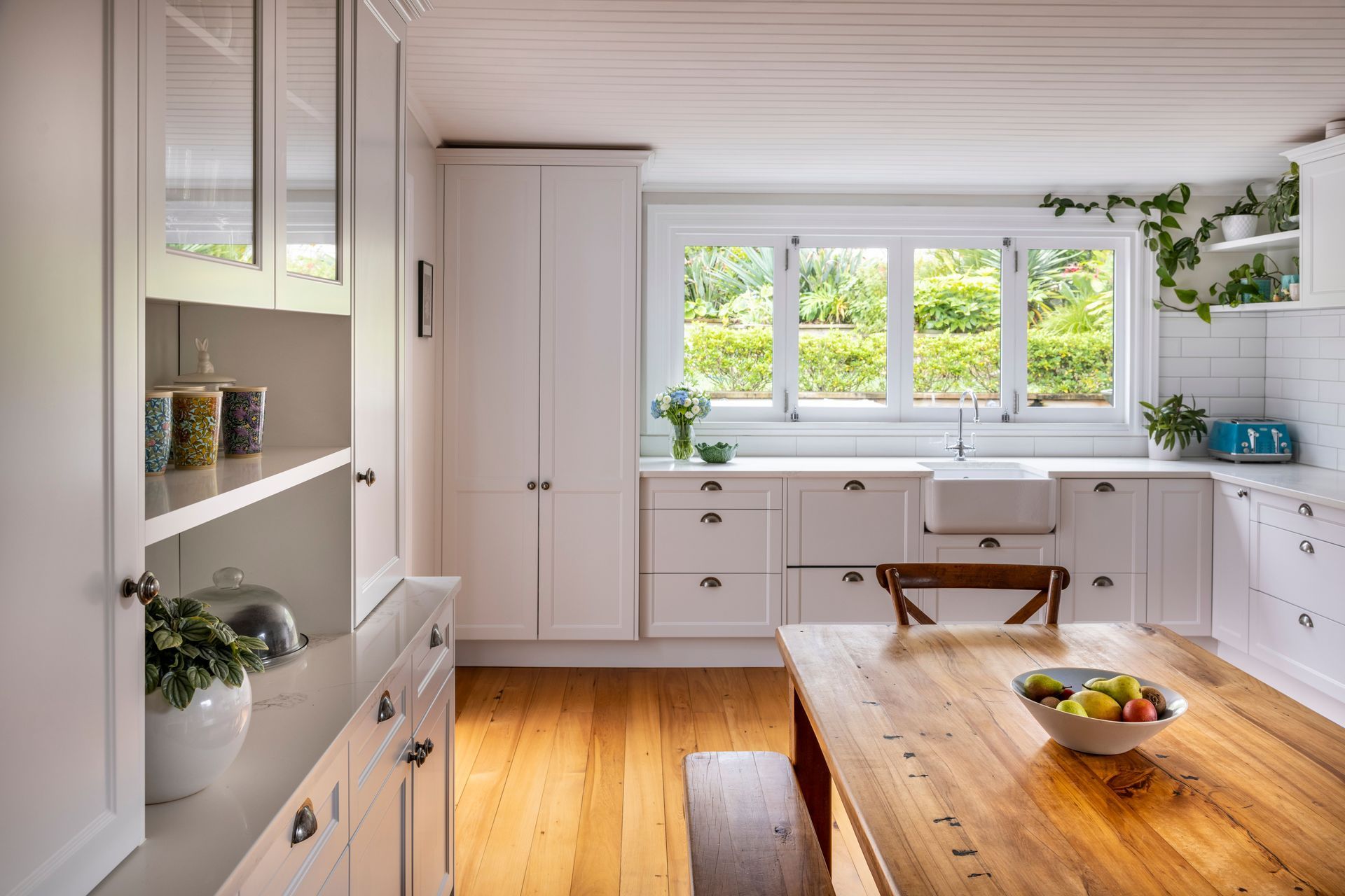 Dezignatek Designer White Satin in Ronda. Designed by Lisa Thesing of Innovative Kitchens.