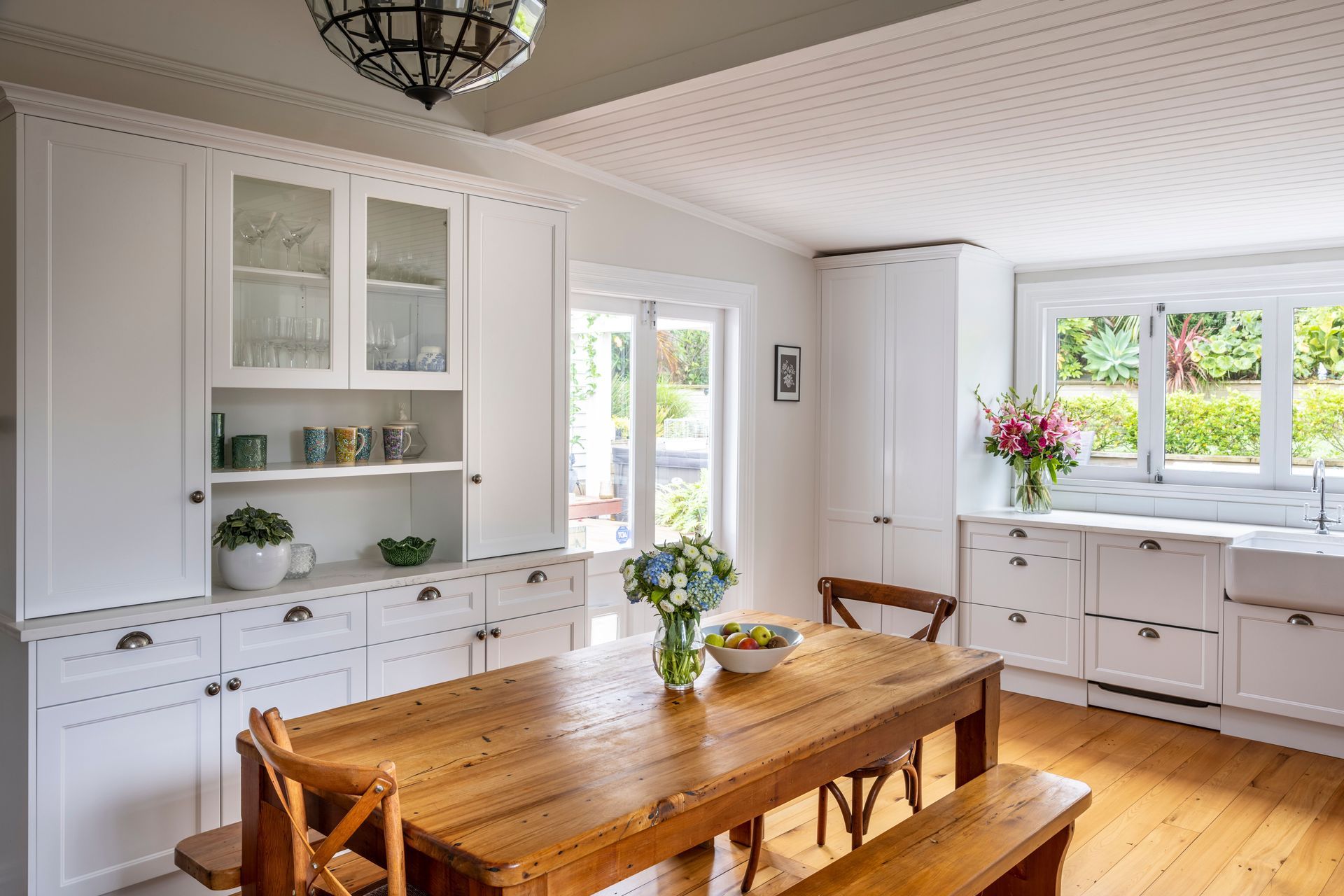 Dezignatek Designer White Satin in Ronda. Designed by Lisa Thesing of Innovative Kitchens.