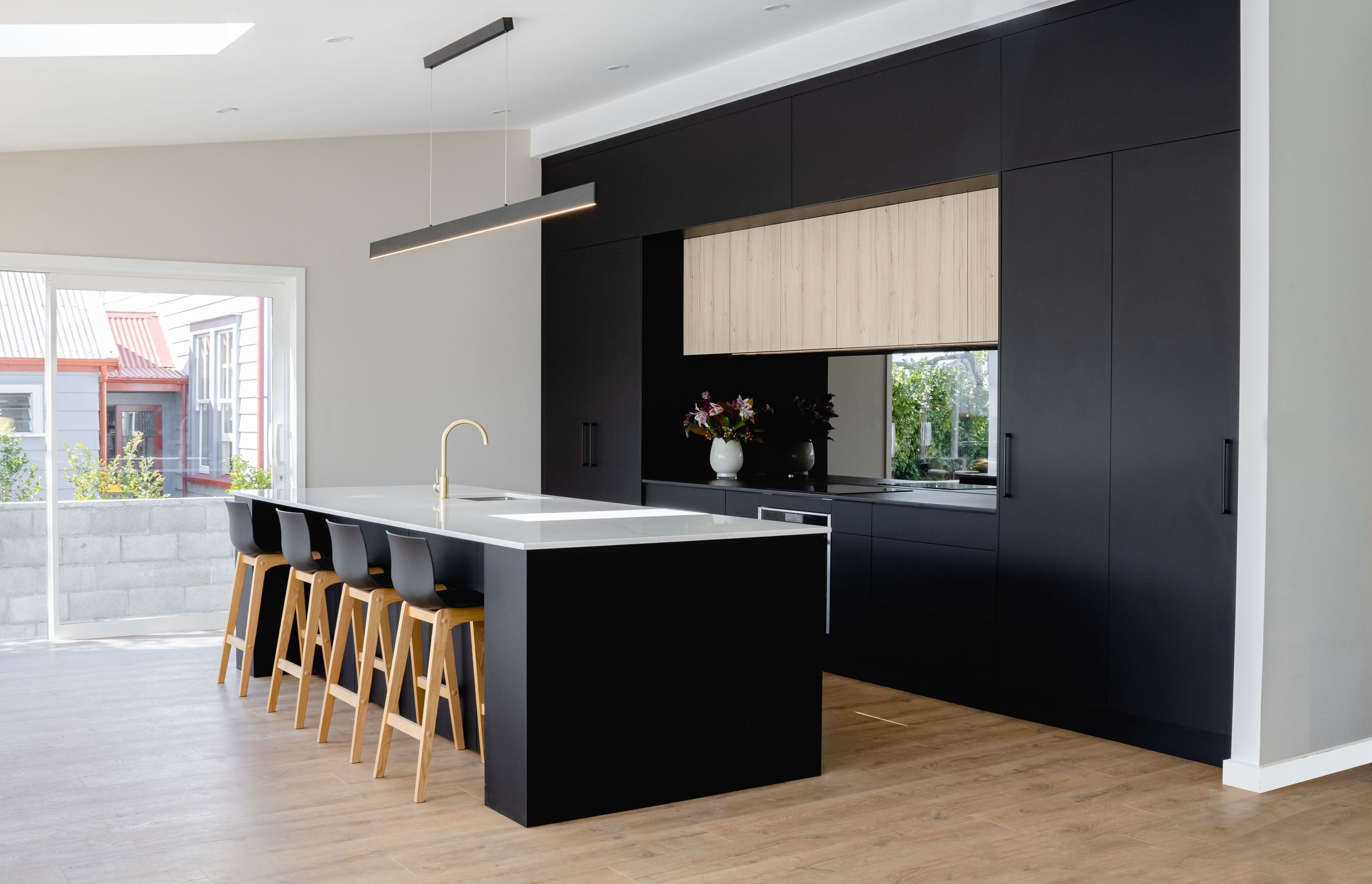 Dezignatek Noir Matt and Cambridge Oak on Prague Profile. Designed by Andrea Ellis of Kitchen Studio North Shore.