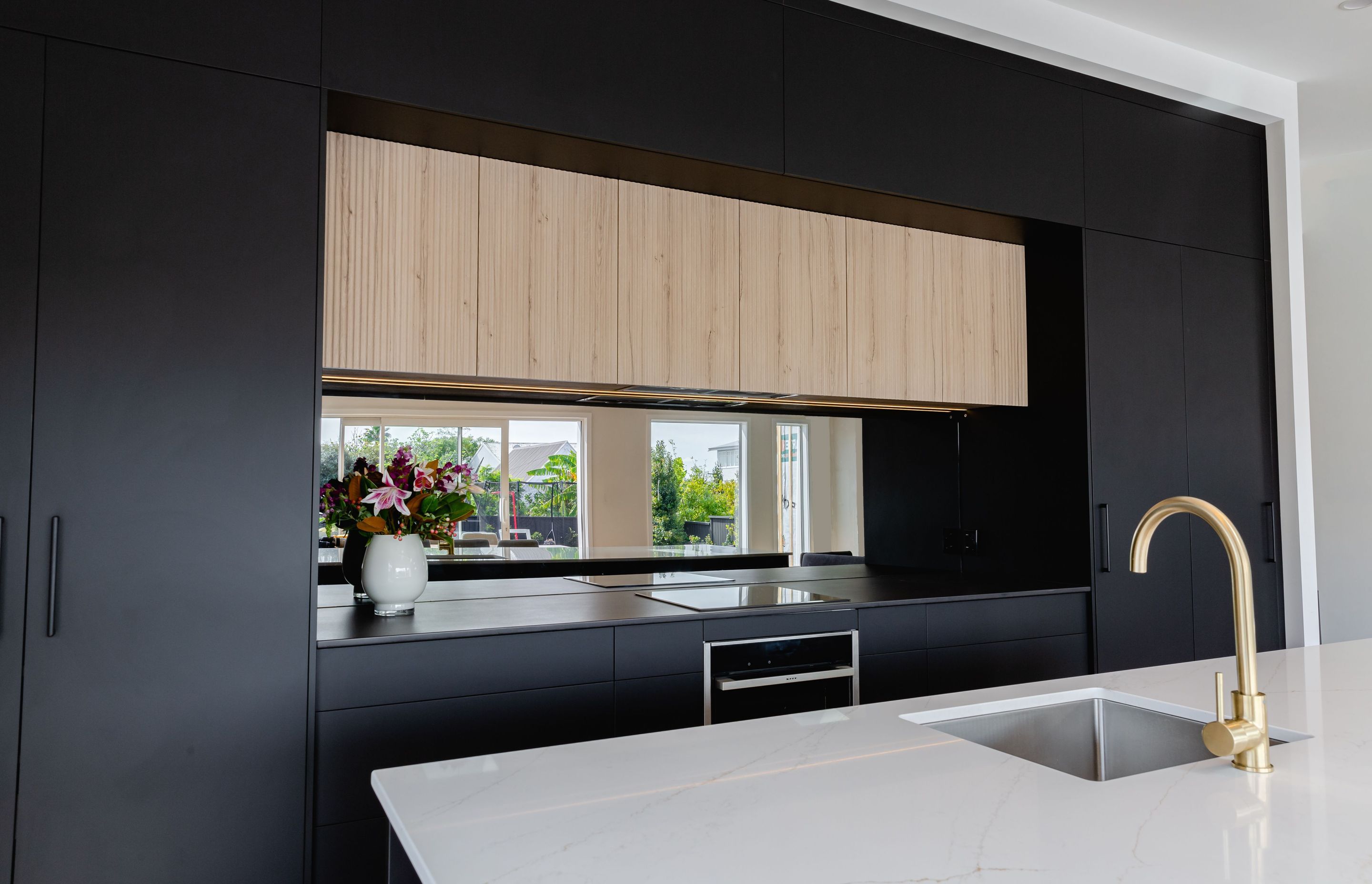 Dezignatek Noir Matt and Cambridge Oak on Prague Profile. Designed by Andrea Ellis of Kitchen Studio North Shore.