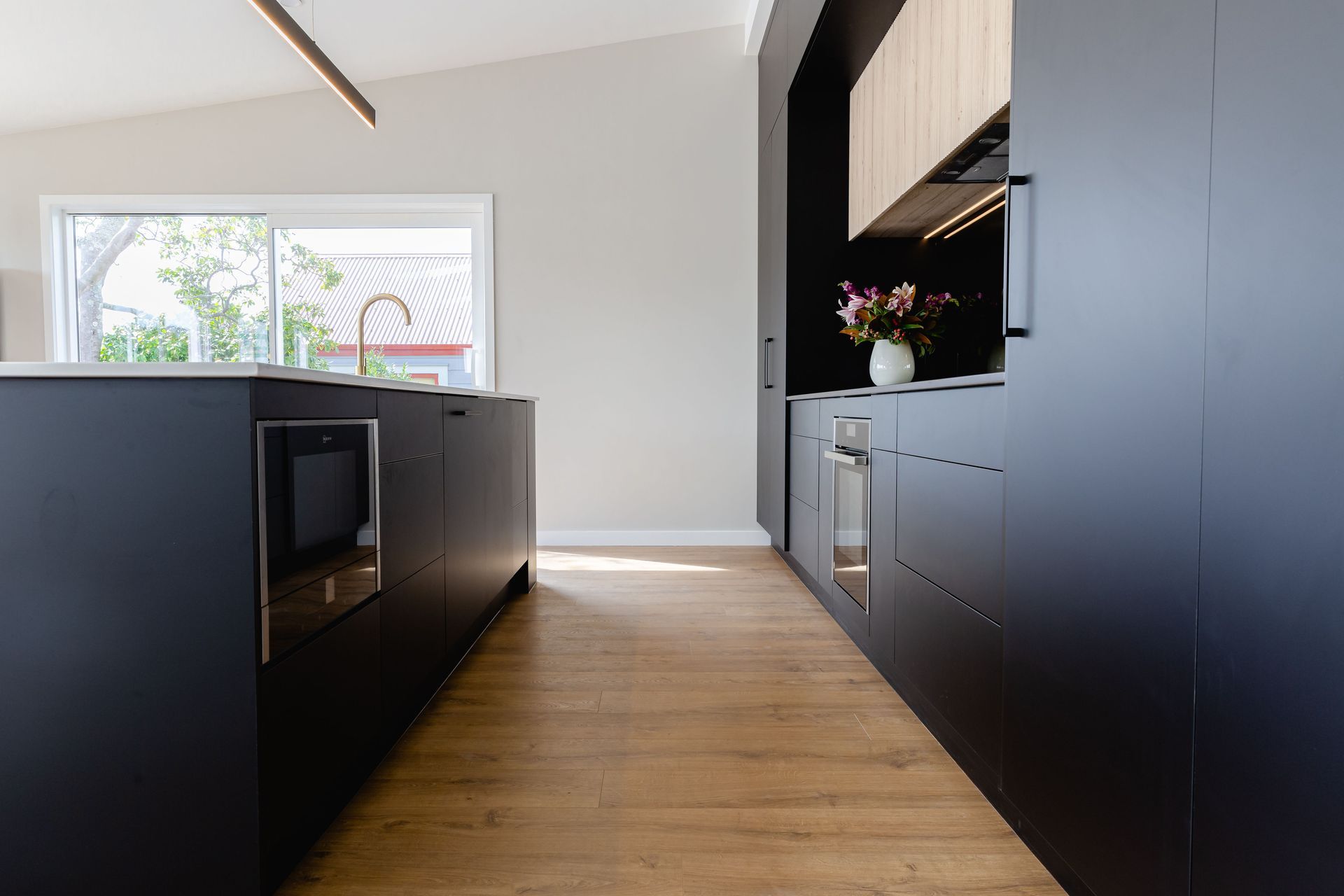 Dezignatek Noir Matt and Cambridge Oak on Prague Profile. Designed by Andrea Ellis of Kitchen Studio North Shore.